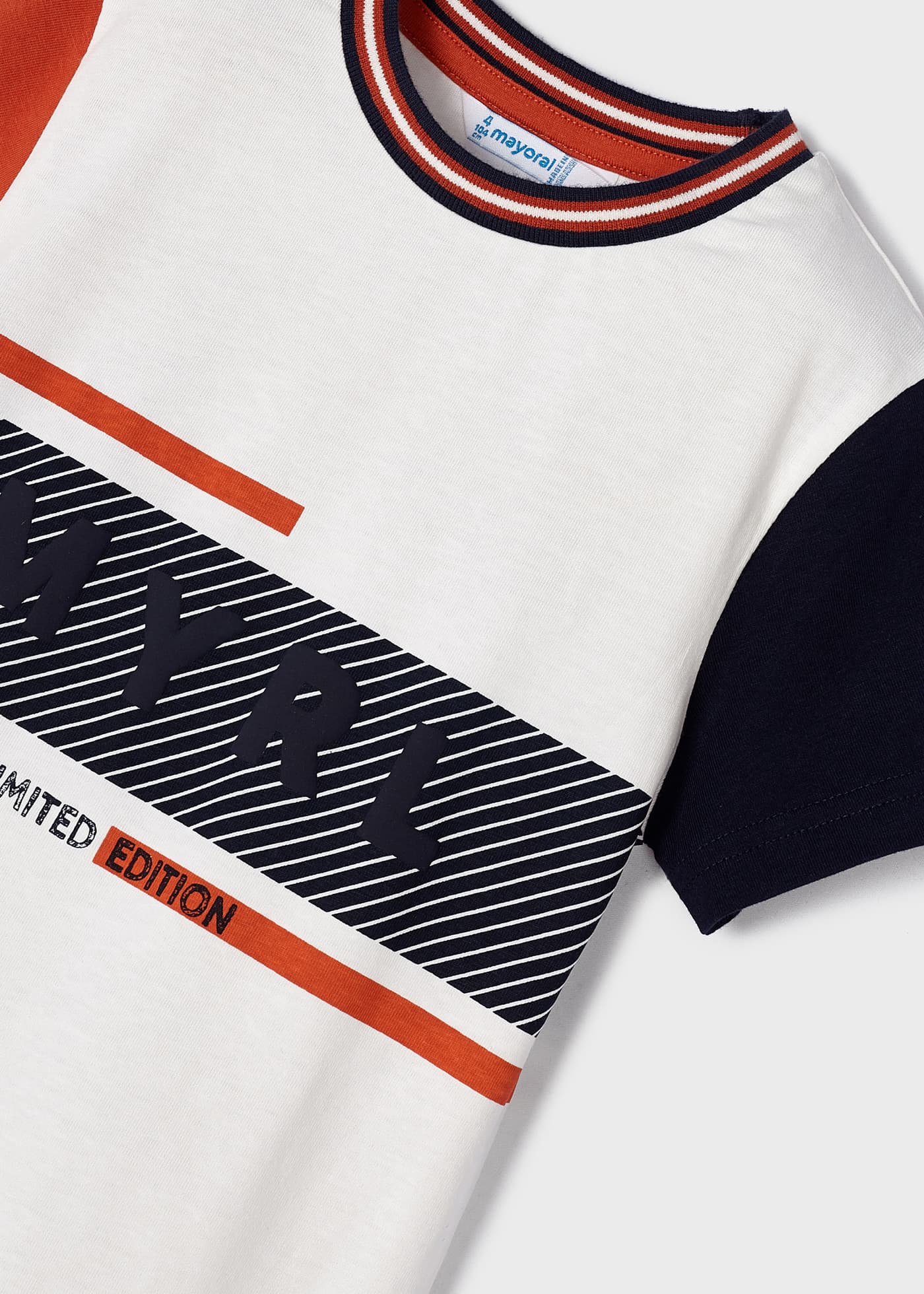 Camiseta infantil de algodão sustentável com mangas contrastantes.