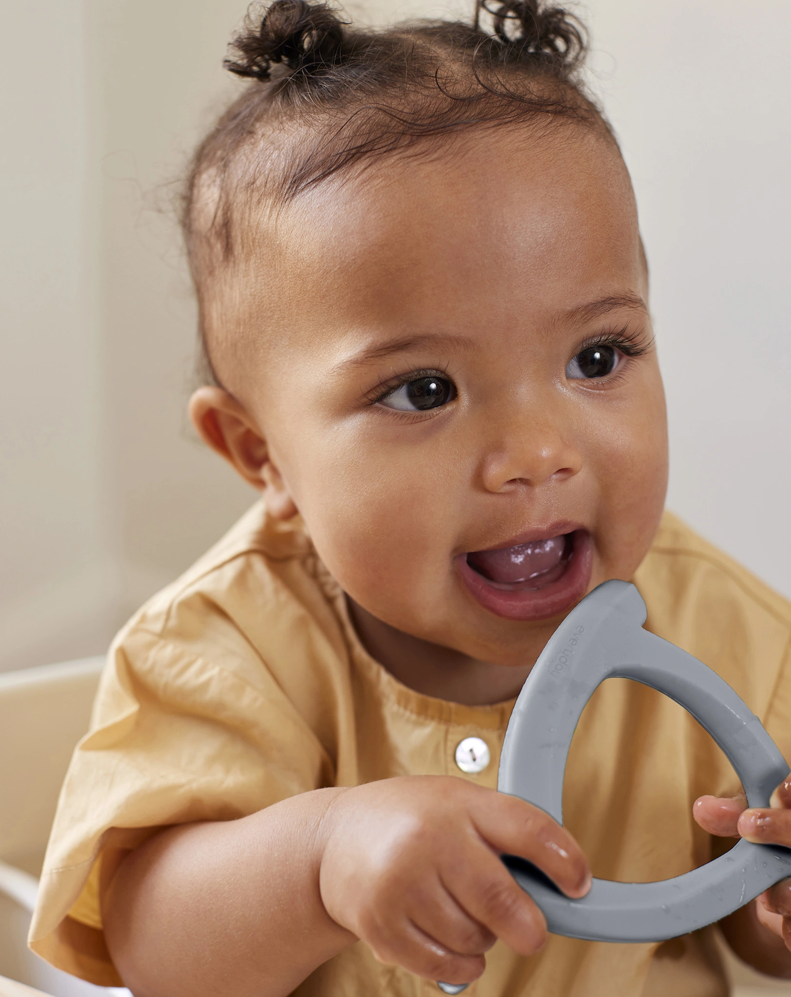 Silikon Beißring EVERYDAY BABY - TRIANGEL (10cm) in grau