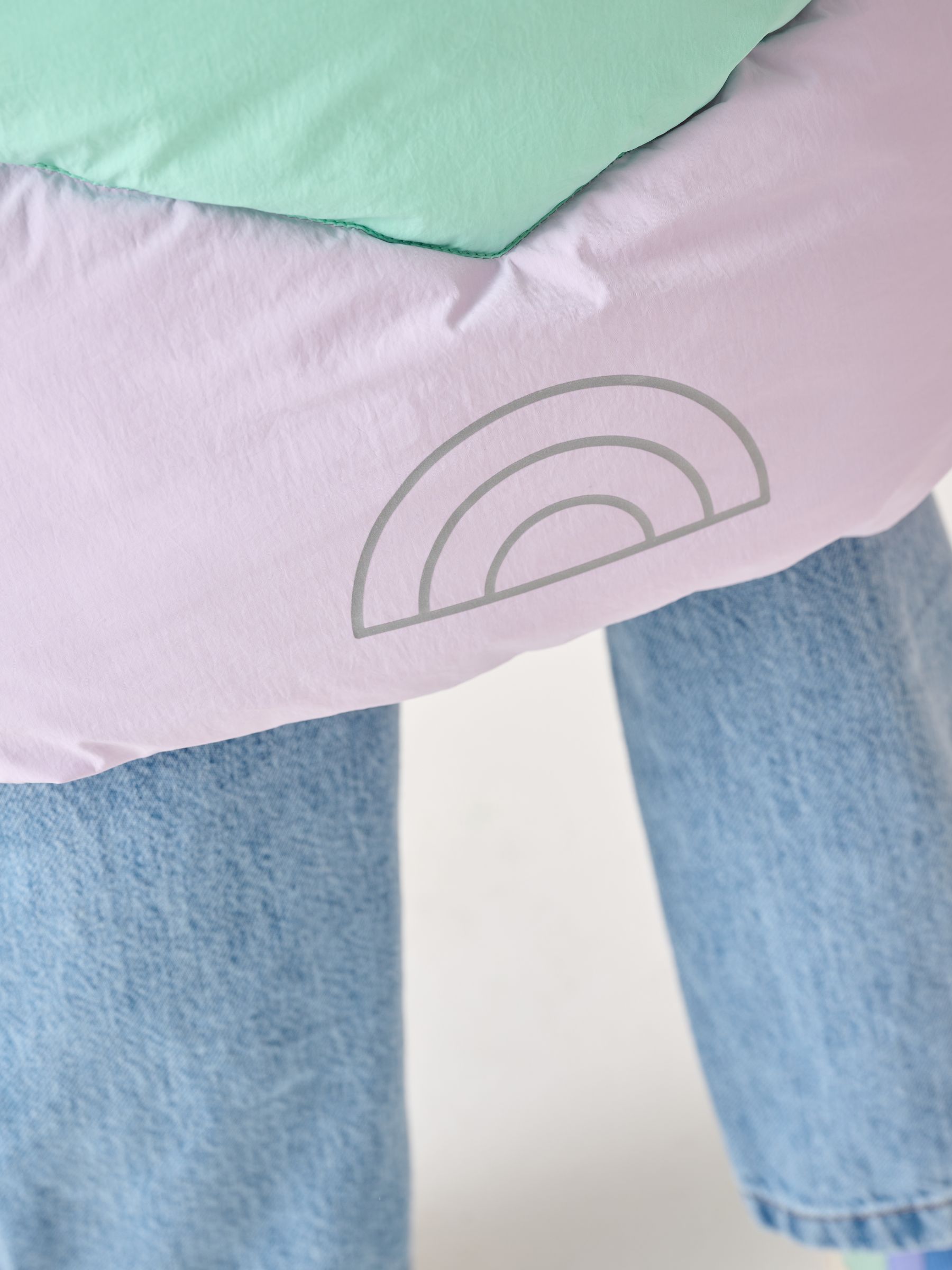 Little Bird by Jools Oliver regenbestendige lange gewatteerde jas met pastelkleurige regenboogprint