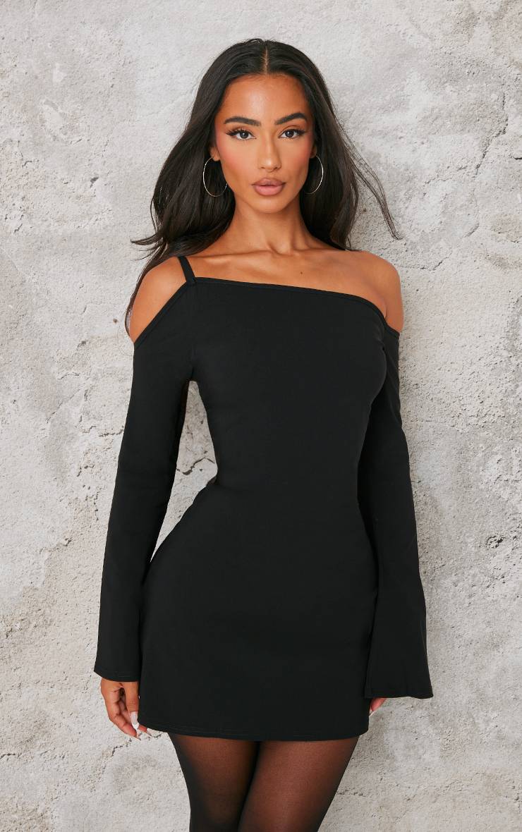 Noir Robe Droite Asymétrique Petite Taille À Manche Évasée Et Une Épaule Dénudée