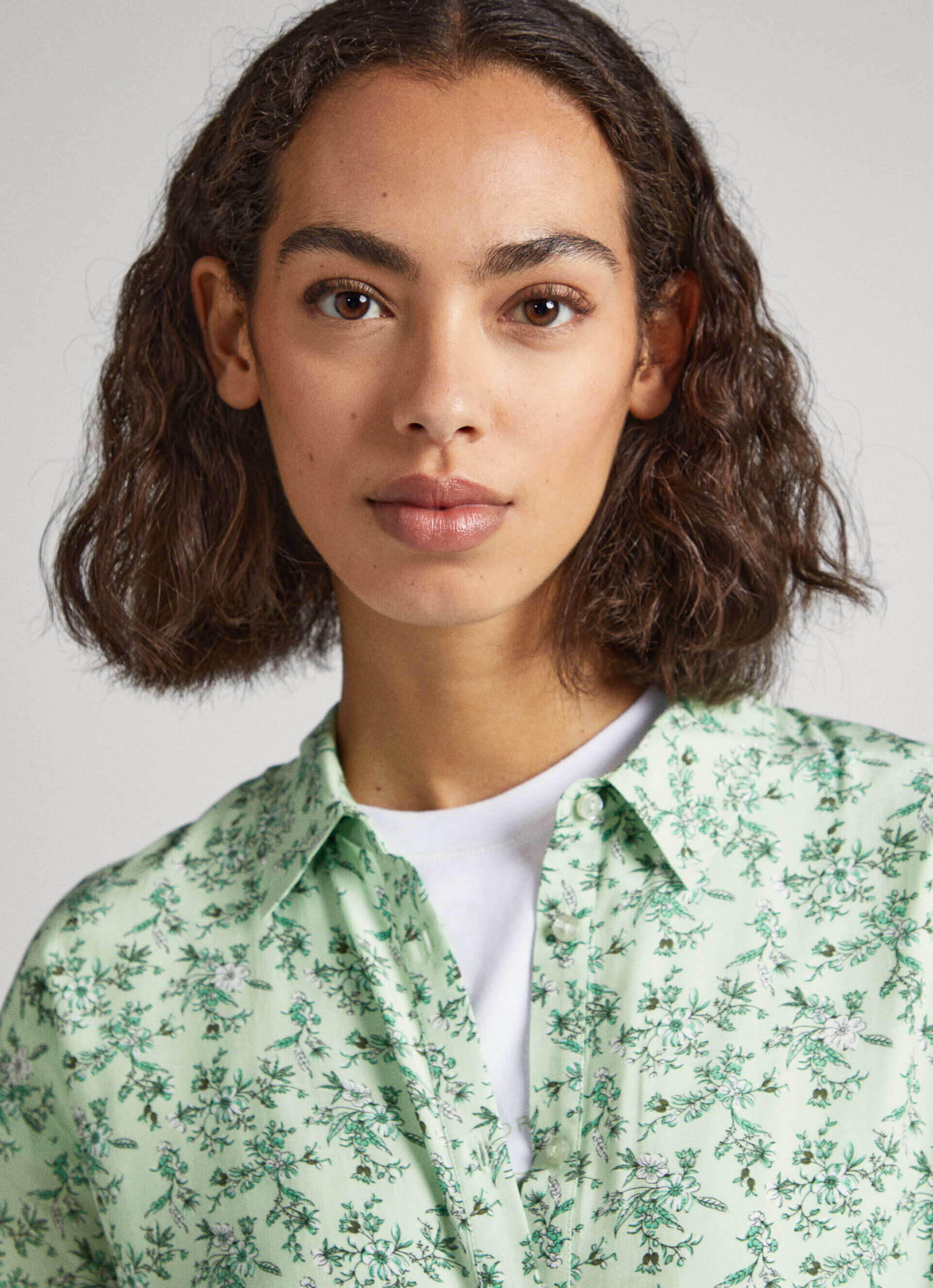 Macacão curto com estampa floral - Multicolorido