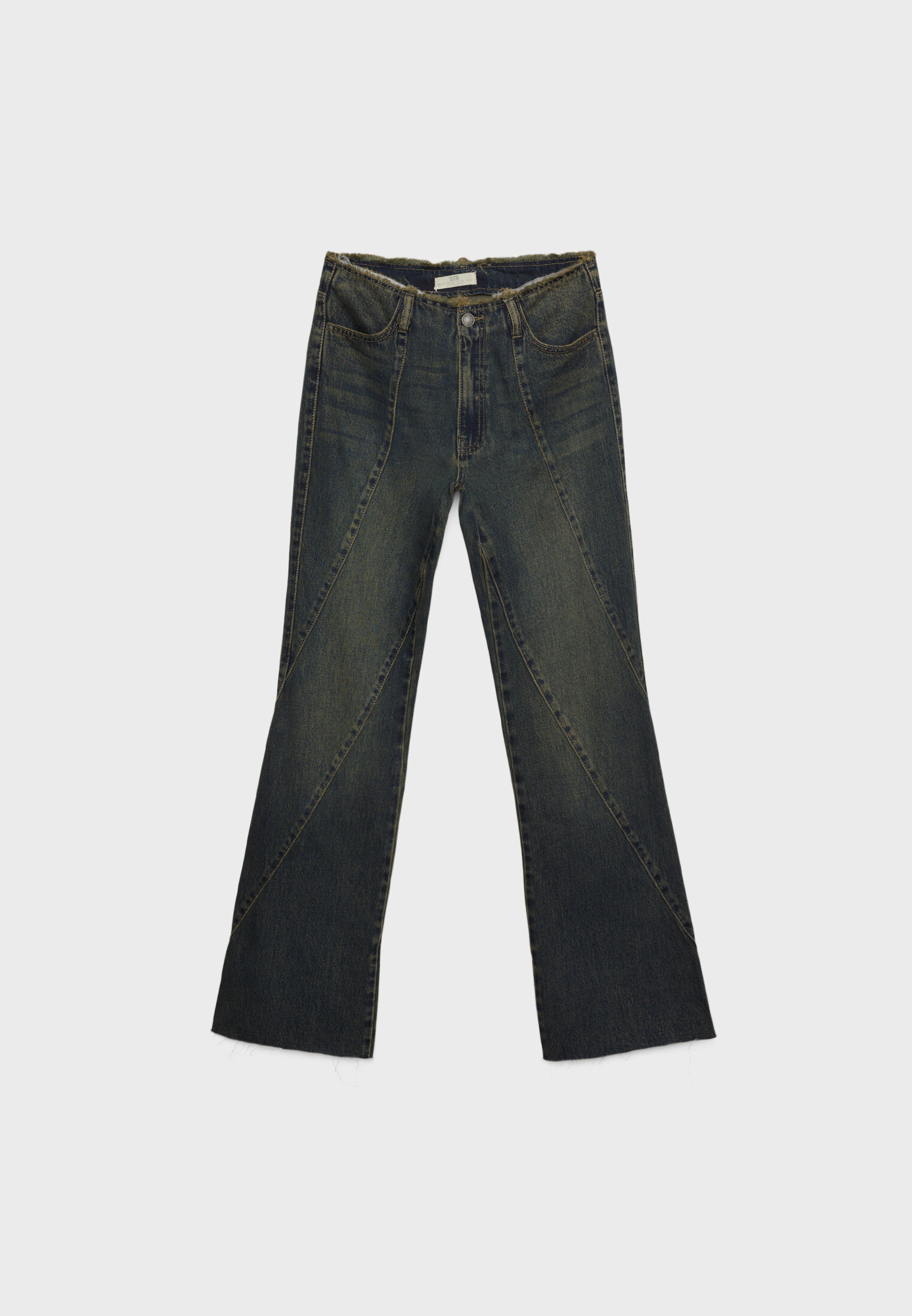 calças jeans curtas e boca de sino