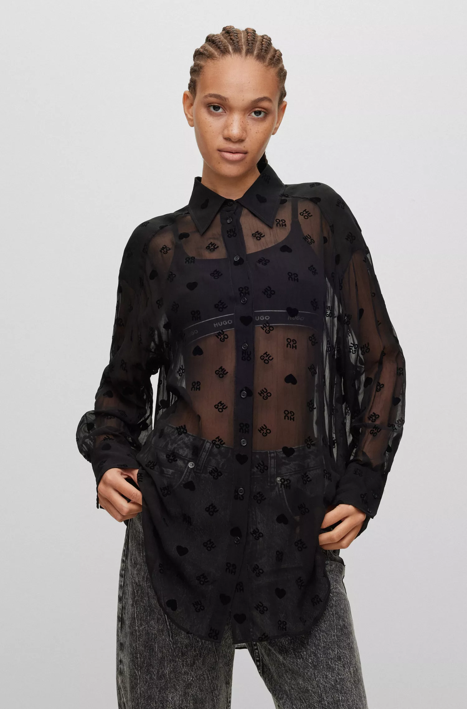 Blusa HUGO vermelha de corte longo e modelagem solta com estampa aveludada de logotipos sobrepostos.