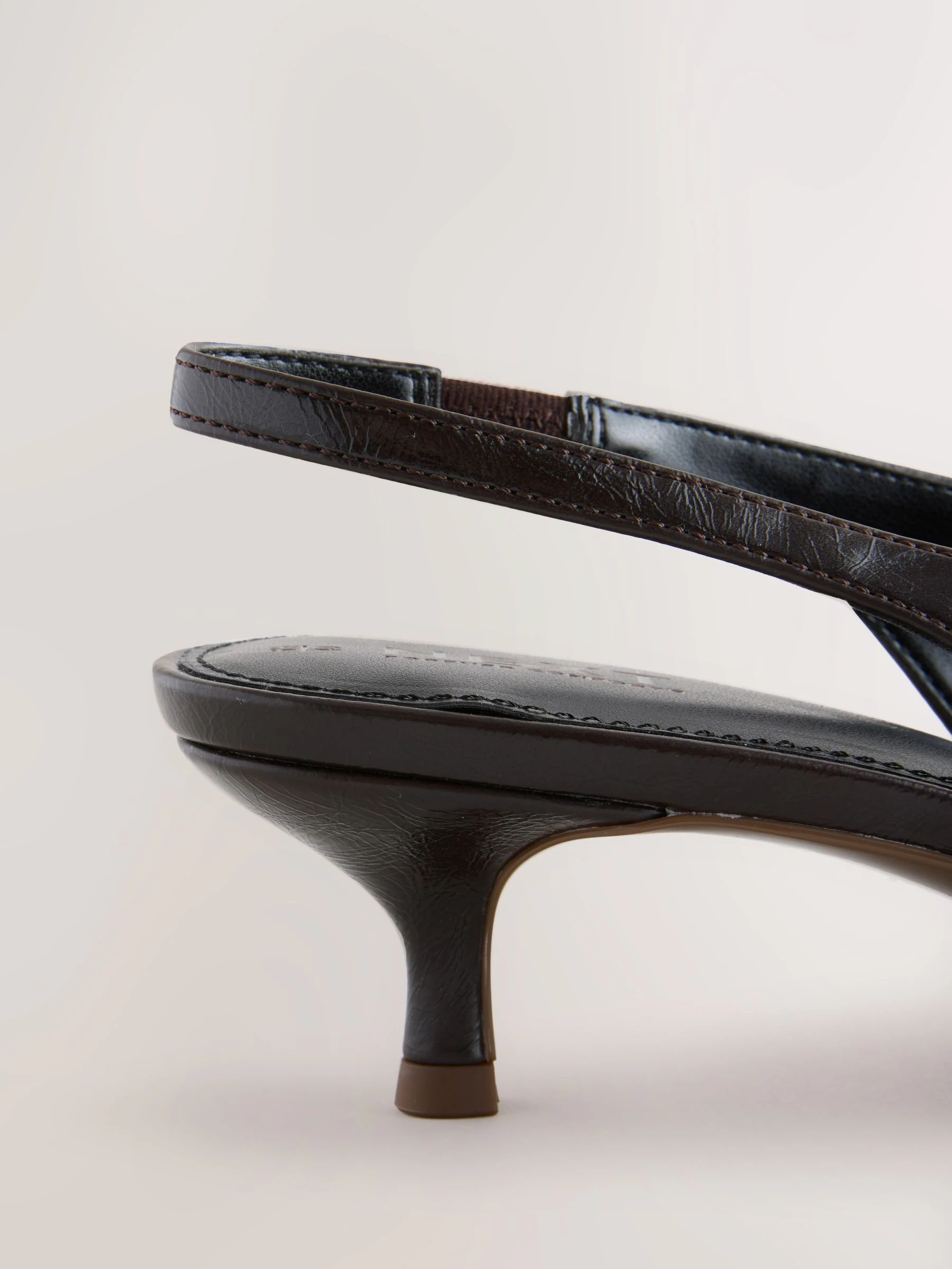 Chocoladebruin - Punt Toe Lage Slingback Naaldhak Schoenen