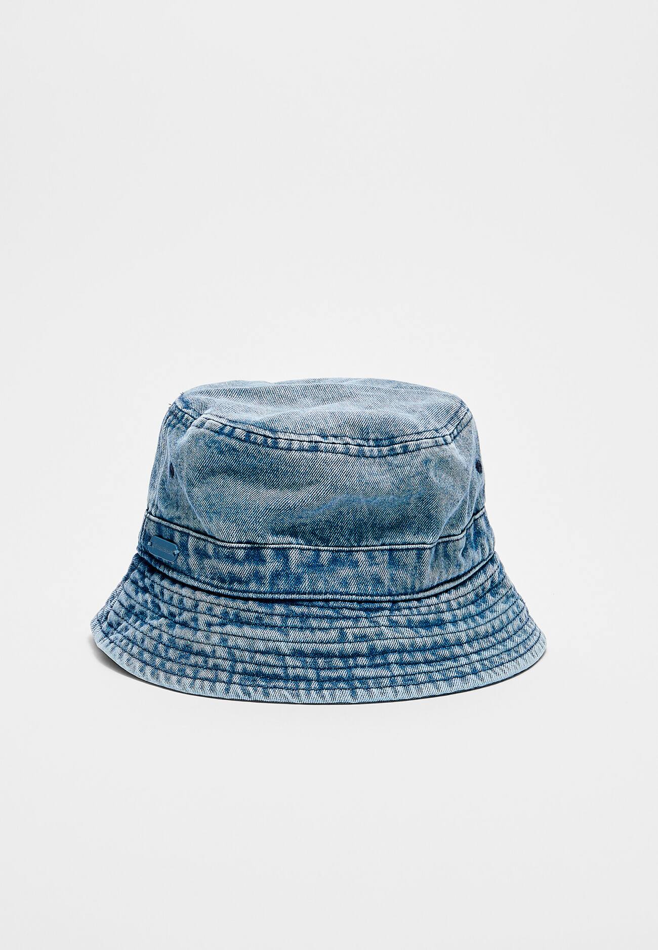 chapéu bucket de brim desbotado
