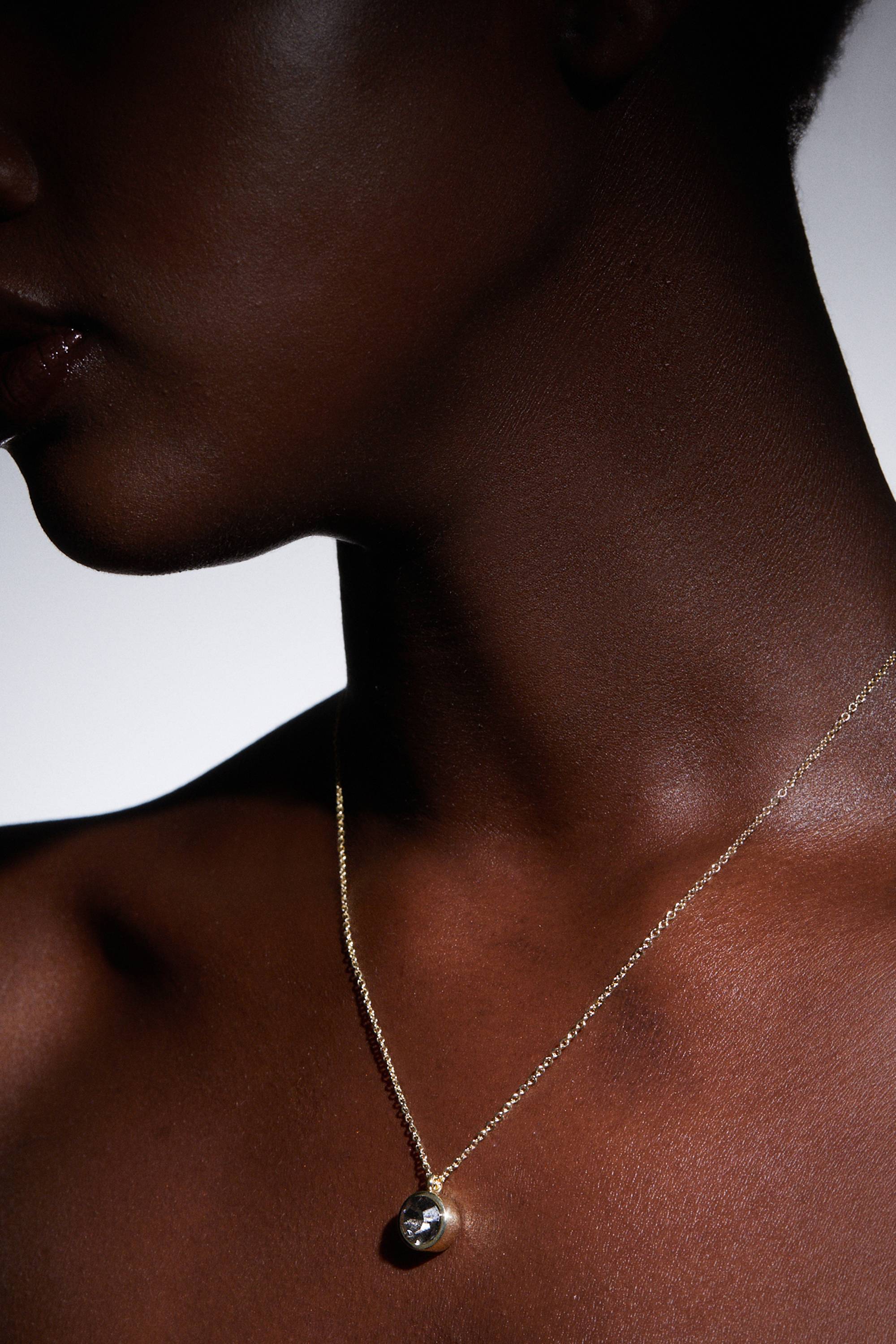 KarenMillen Pendentif solitaire en cristal européen serti à la main, plaqué or 14kt