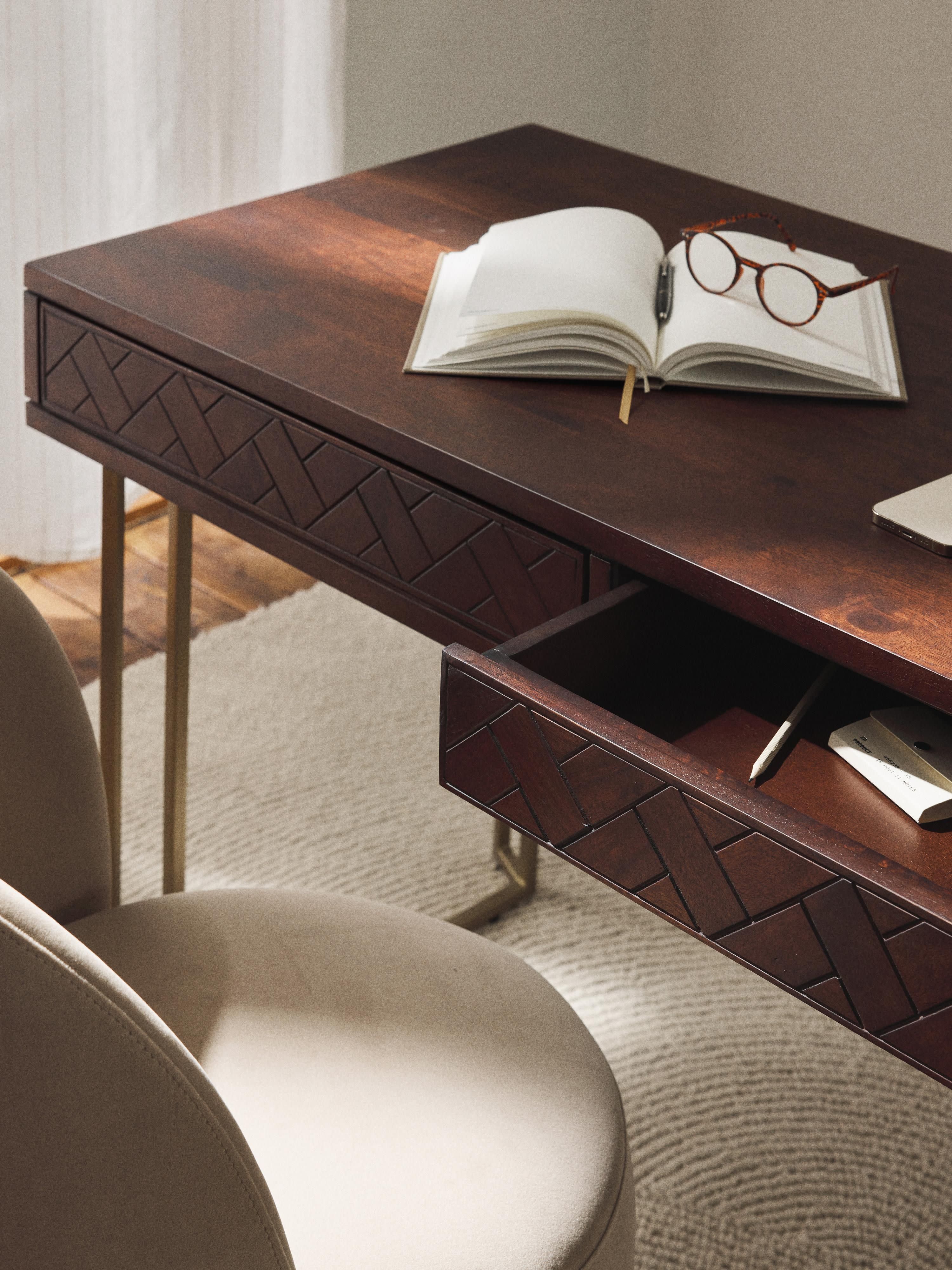 Bureau Luca van mangohout met visgraat-patroon