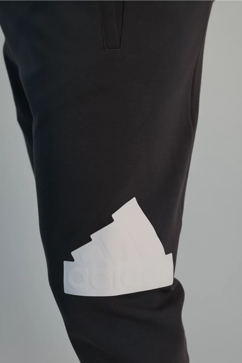 adidas Sportswear Future Icons Badge of Sport Herren Trainerhose