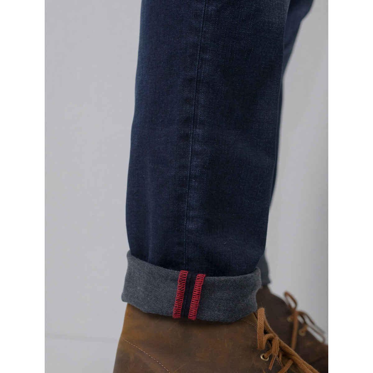 INDÚSTRIAS PETROLÍFERAS<br>Calças jeans afuniladas Russel