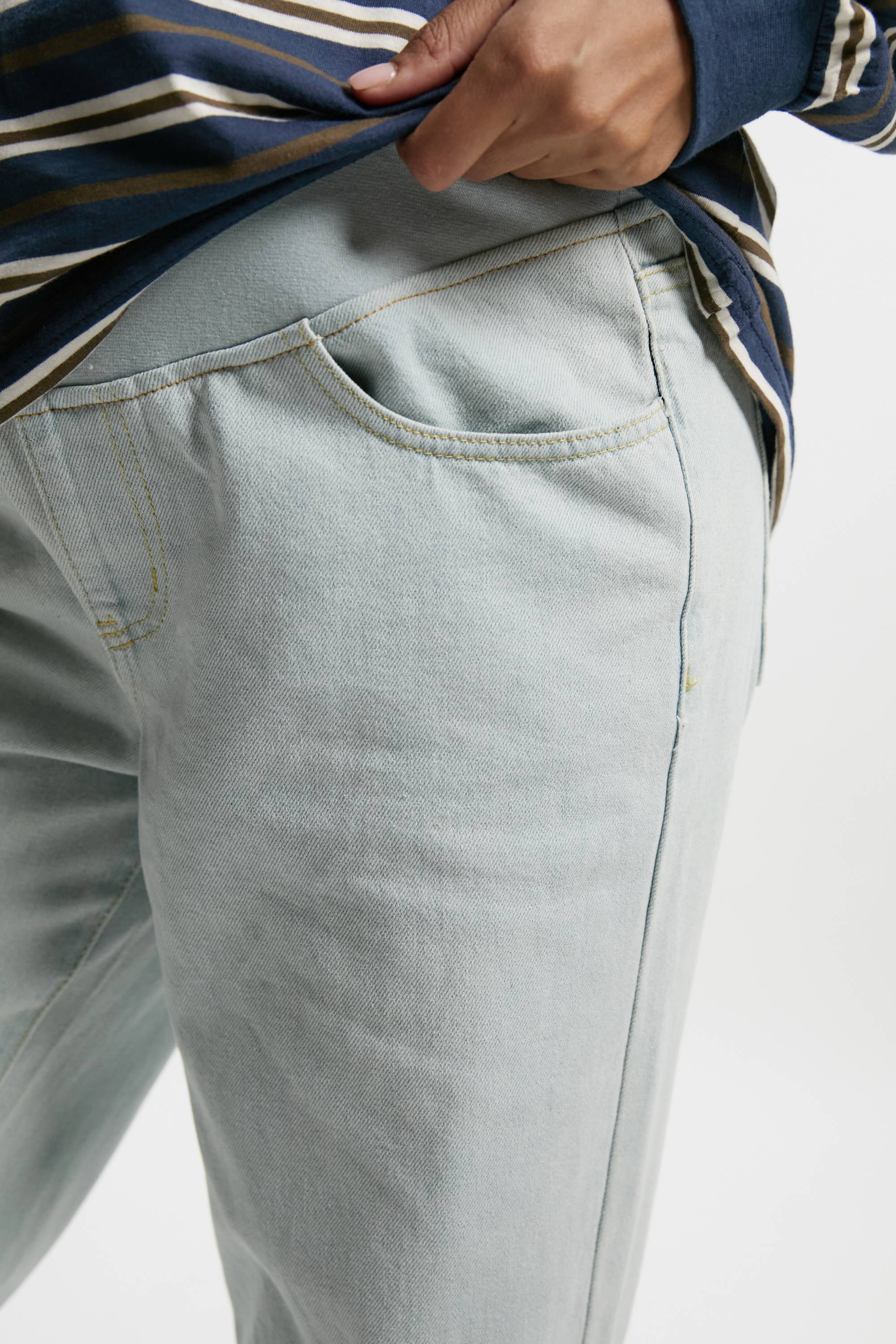boohoo Jeans de grossesse style boyfriend avec taille haute sur le ventre