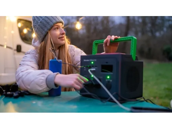 Schneider OffGrid 500 - Transportabel strømstation - LCD, lithium-ion, 2 CEE 7/3 schuko stik, sinusbølge, 3 USB-A, 2 USB-C, trådløs oplader - AC 195 - 265 / DC 12 -30 V - 500 Watt - Litiumion - 517 Wh - output-stikforbindelser: 2 - sort, grøn