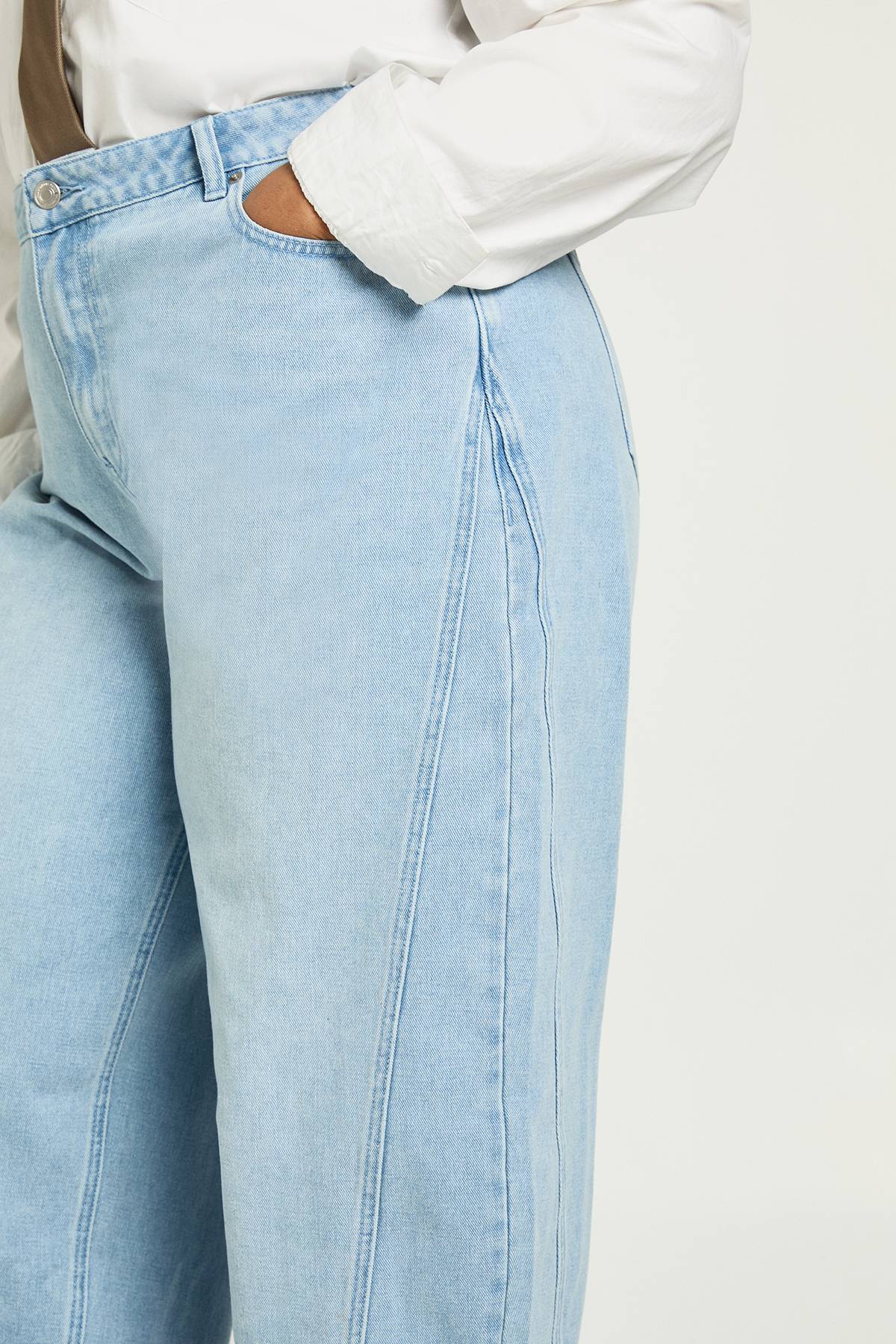 boohoo Jean Plus à taille mi-haute avec couture torsadée et jambe tonneau