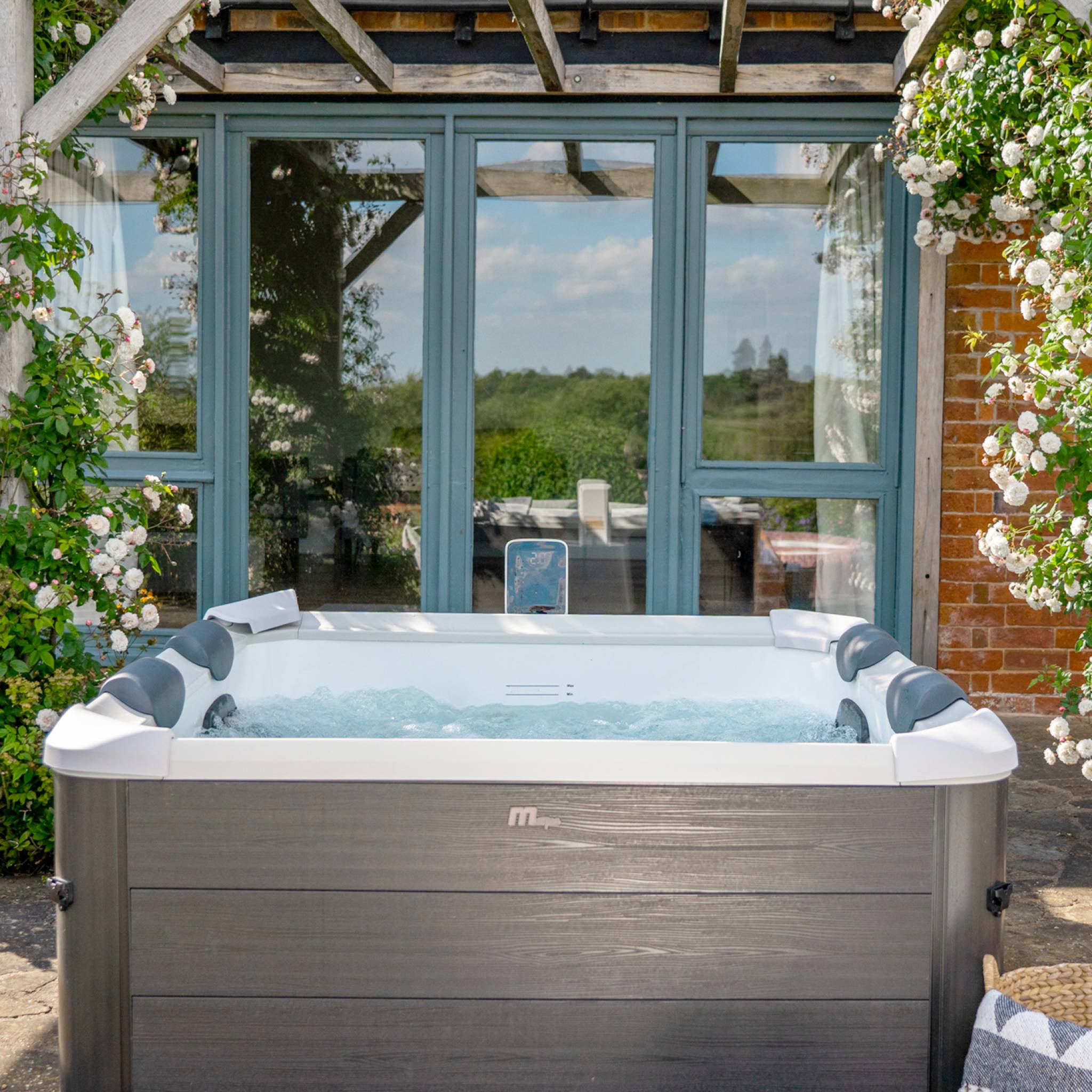 sweeek - 6-persoons 180cm vaste hydro-massage spa, inclusief 4 kussens