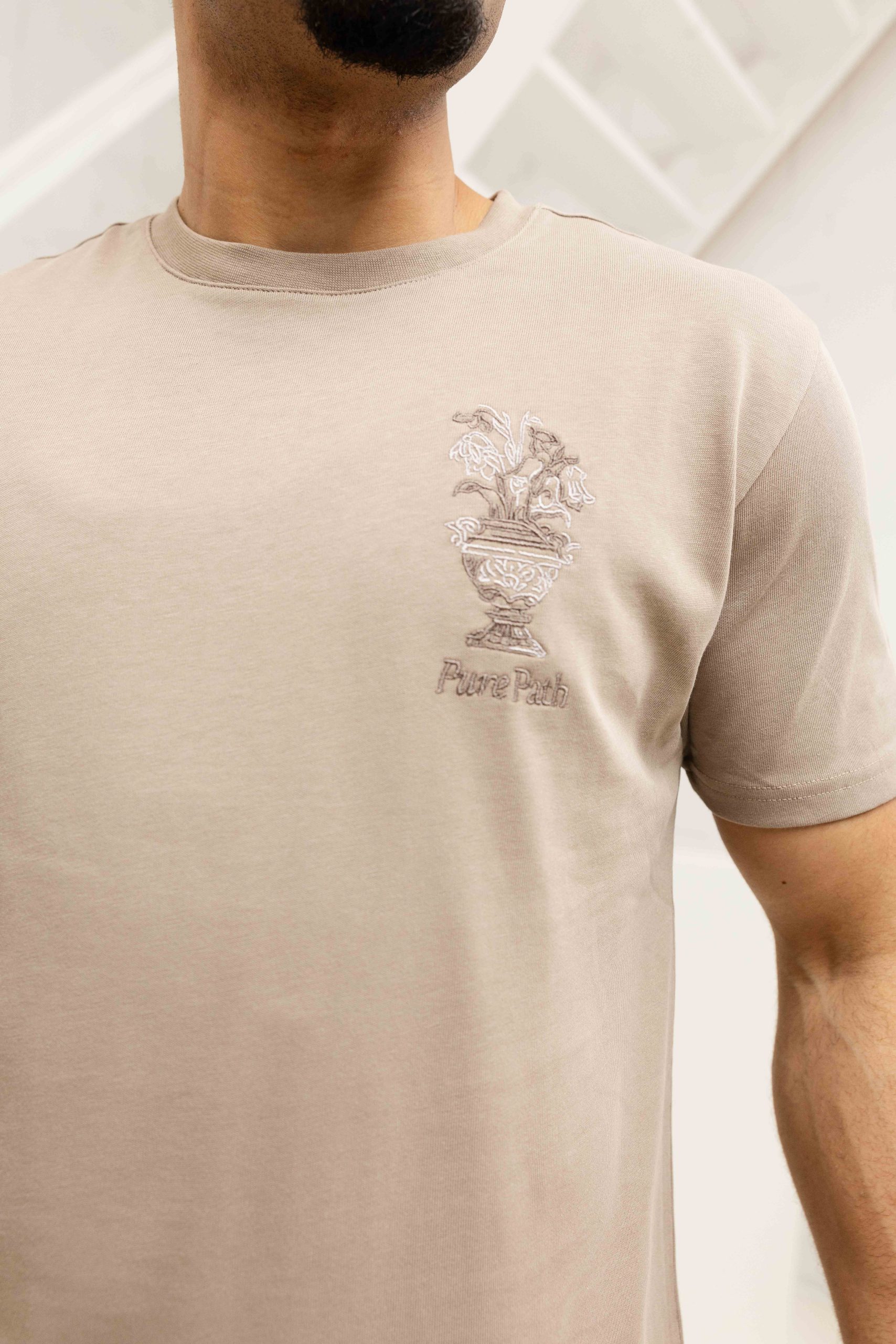 Pure Path Embroidered Vase T-Shirt Heren Lichtbruin