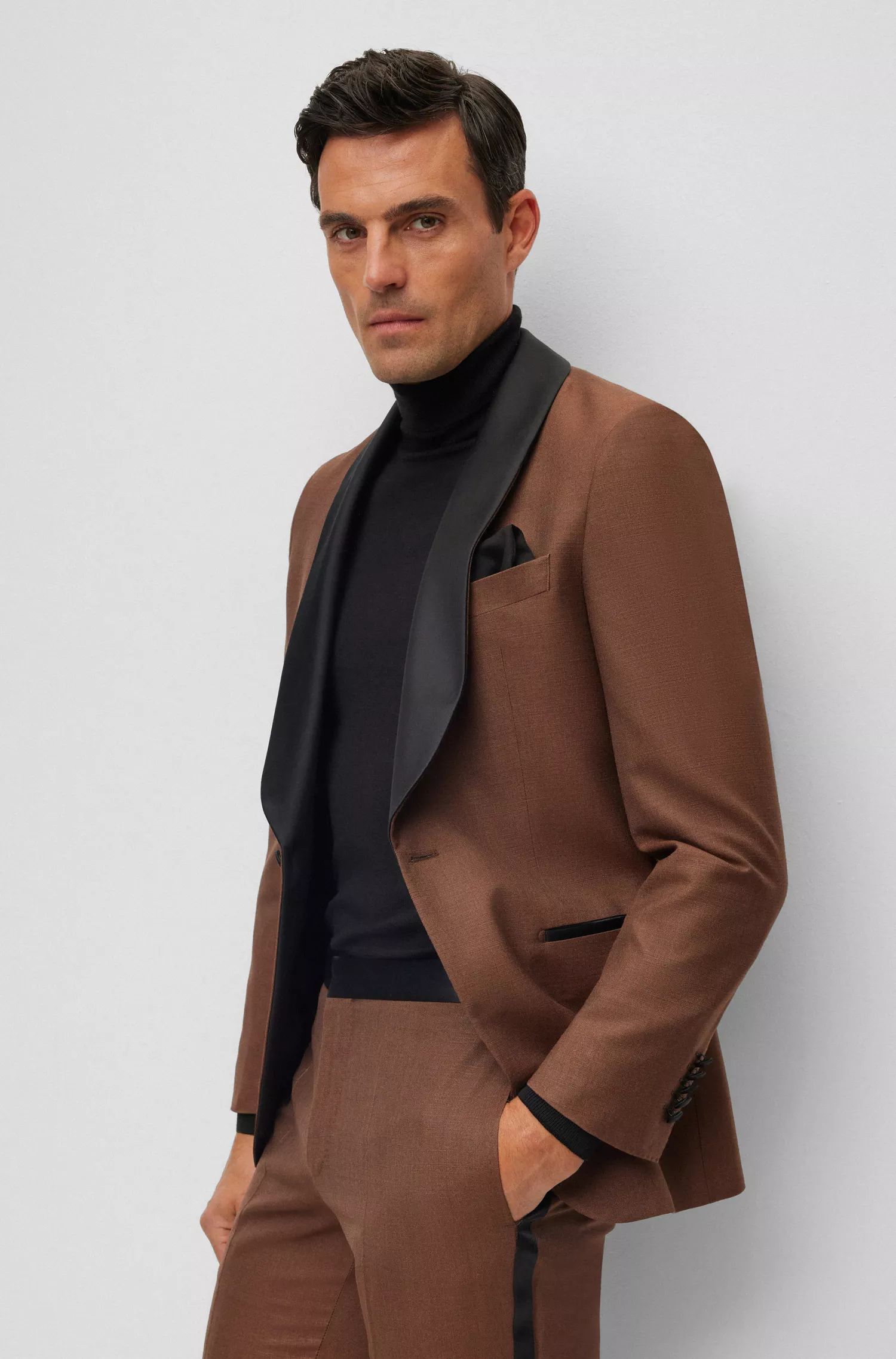 Terno slim fit BOSS na cor camelo, em seda e lã com microestampa.