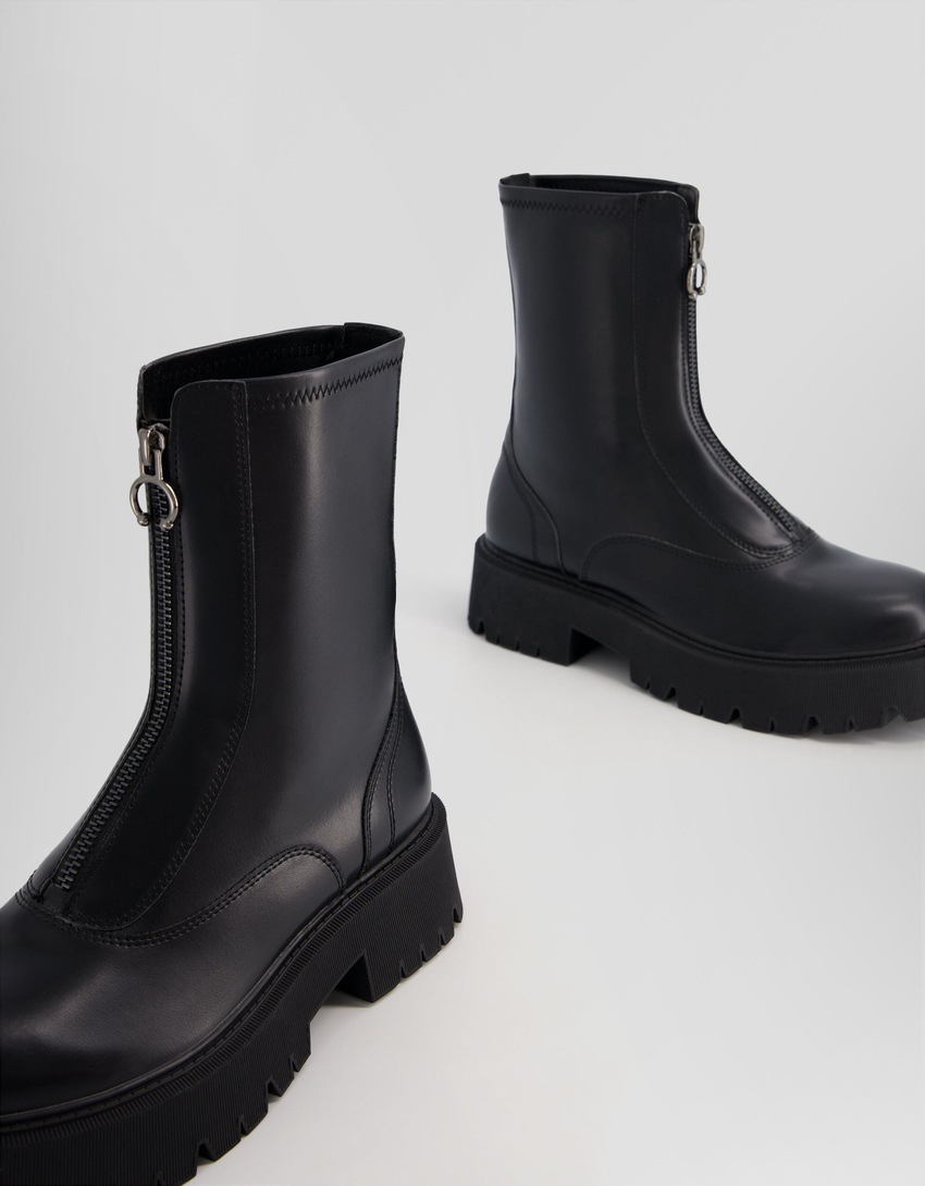 Botas de cano curto sem salto com zíper frontal e detalhe de argola