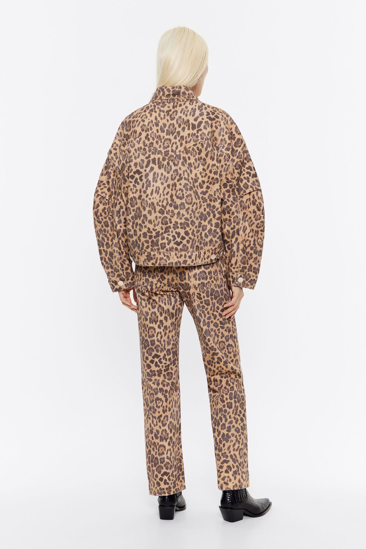 Jaqueta jeans oversized com estampa de leopardo natural