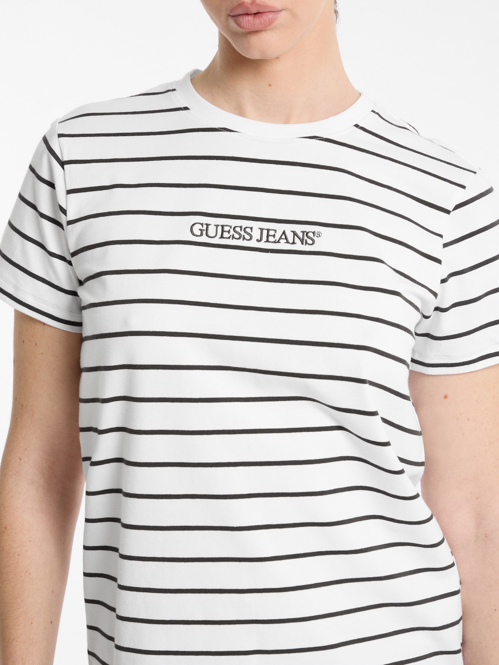 Camiseta listrada clássica com logo bordado