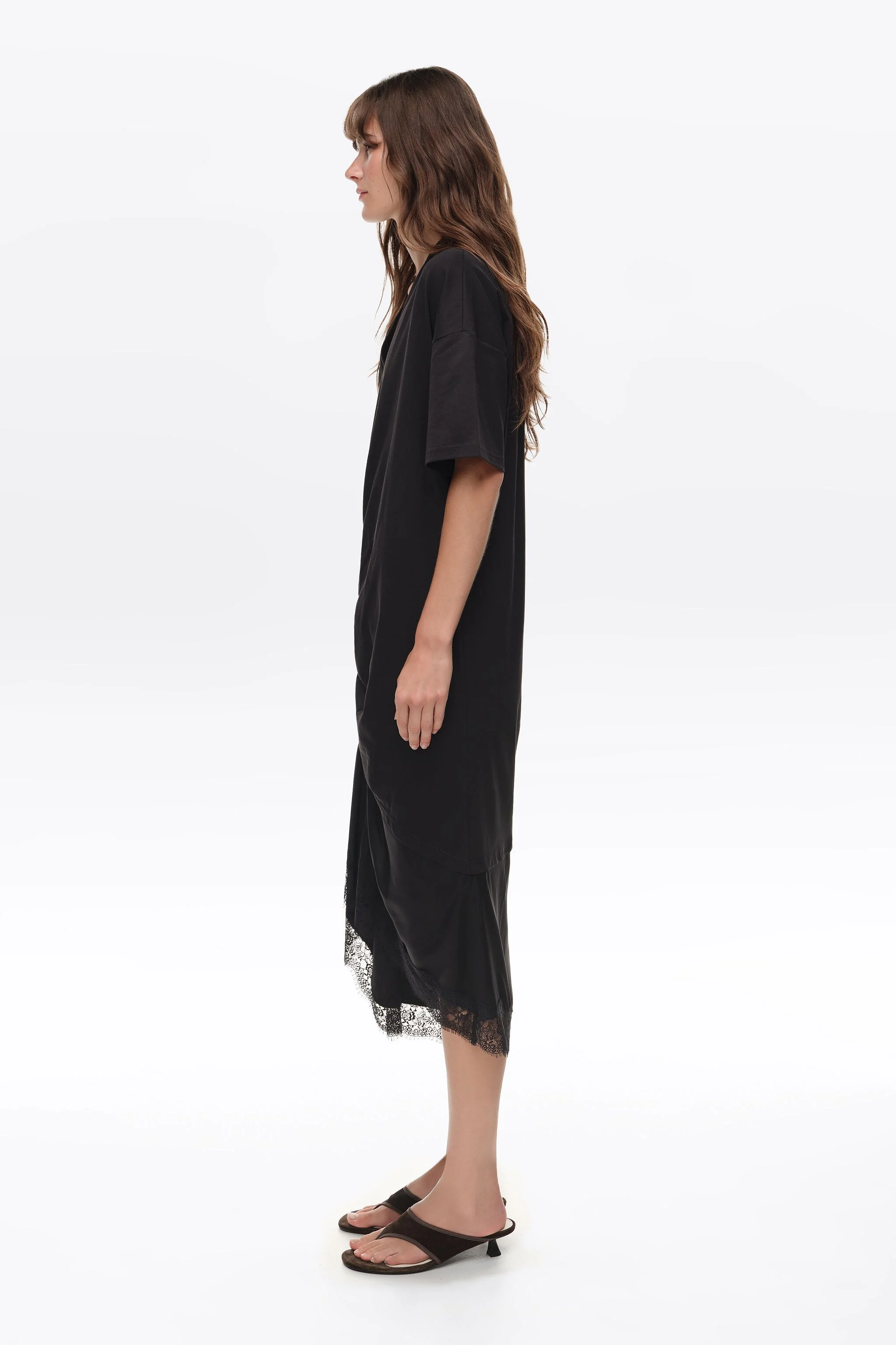 Vestido camiseta preto de dois materiais com nó.