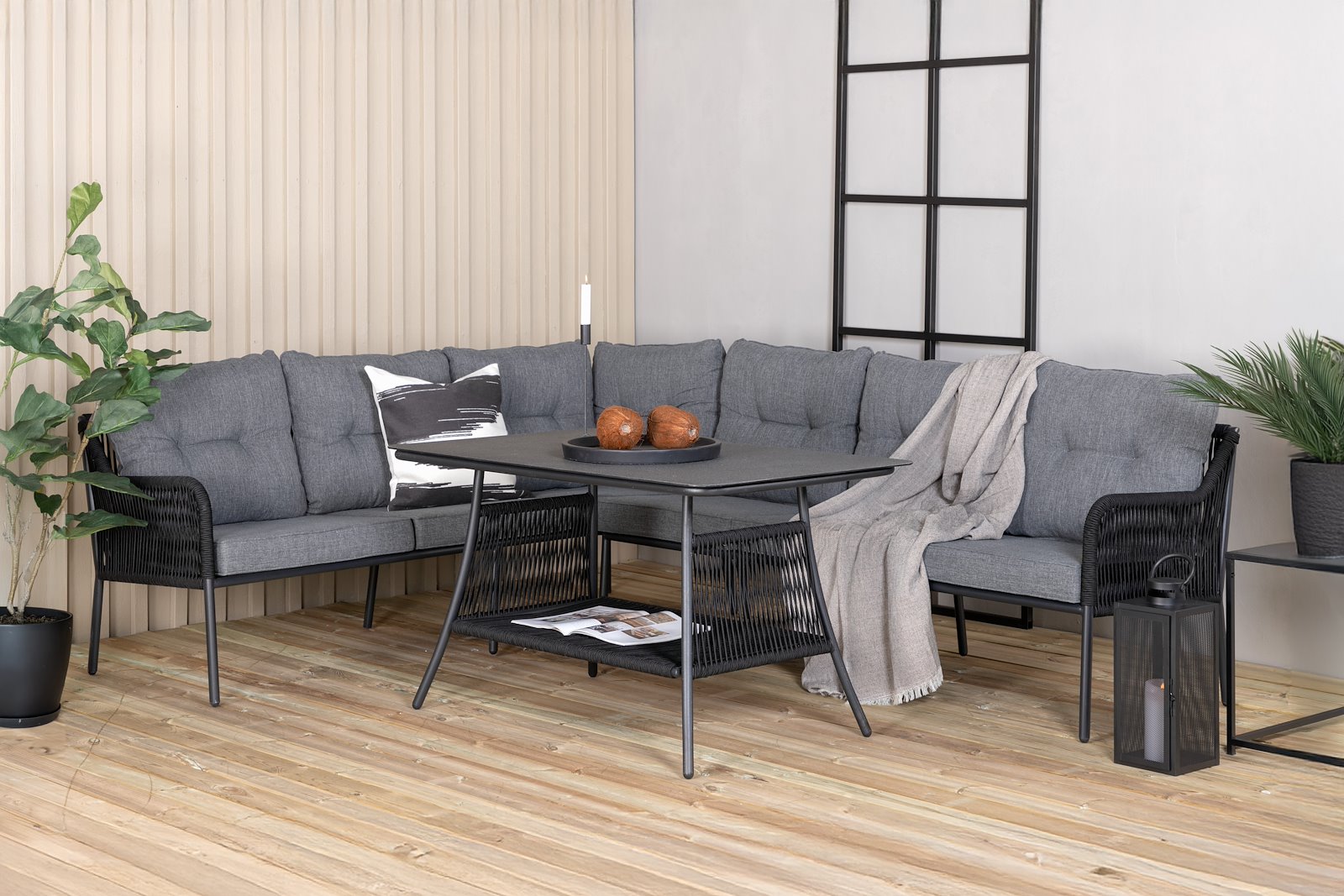 Berlin utesofa Sortlakkert hagesofa med sort tau og grå puter, bord er inkludert.