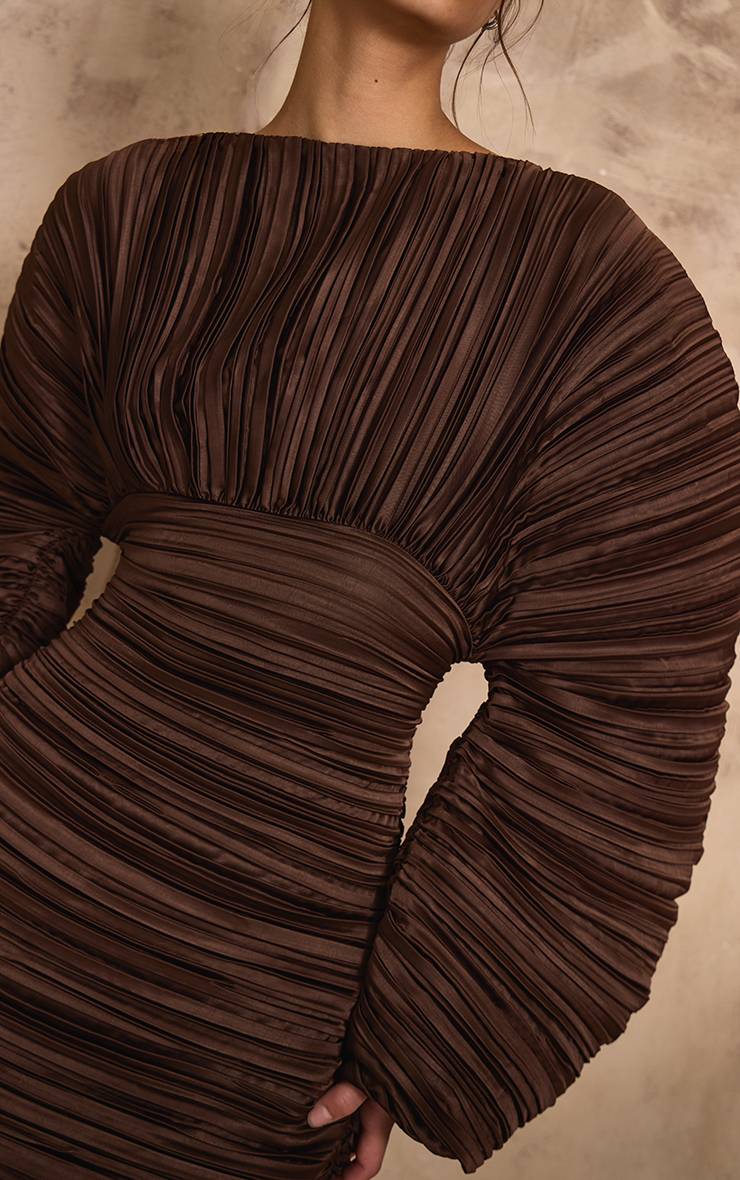 Dark Chocolate Robe Moulante Plt Label En Satin Plissé À Manches Longues Chauve-souris