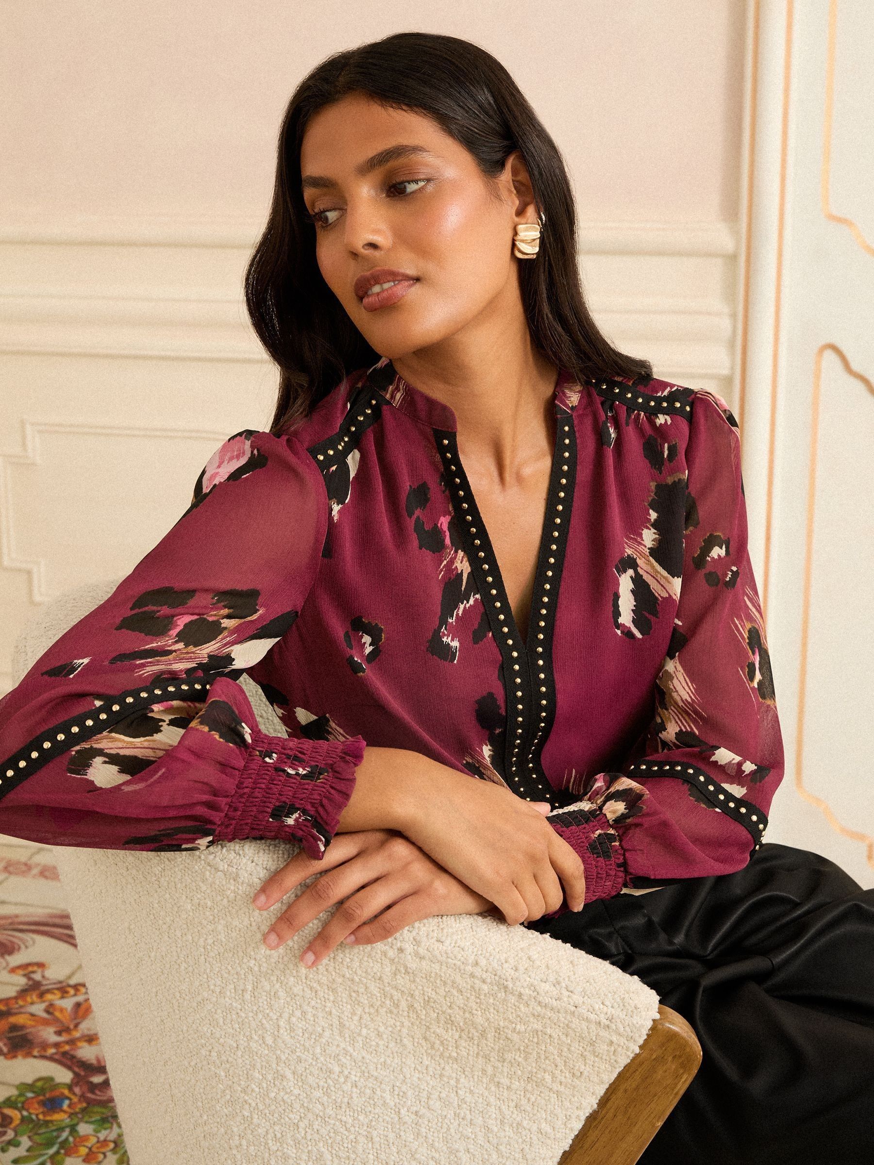 Bordeauxrood met dierenprint - Love & Roses Print blouse met inkeping bij de hals en hardware