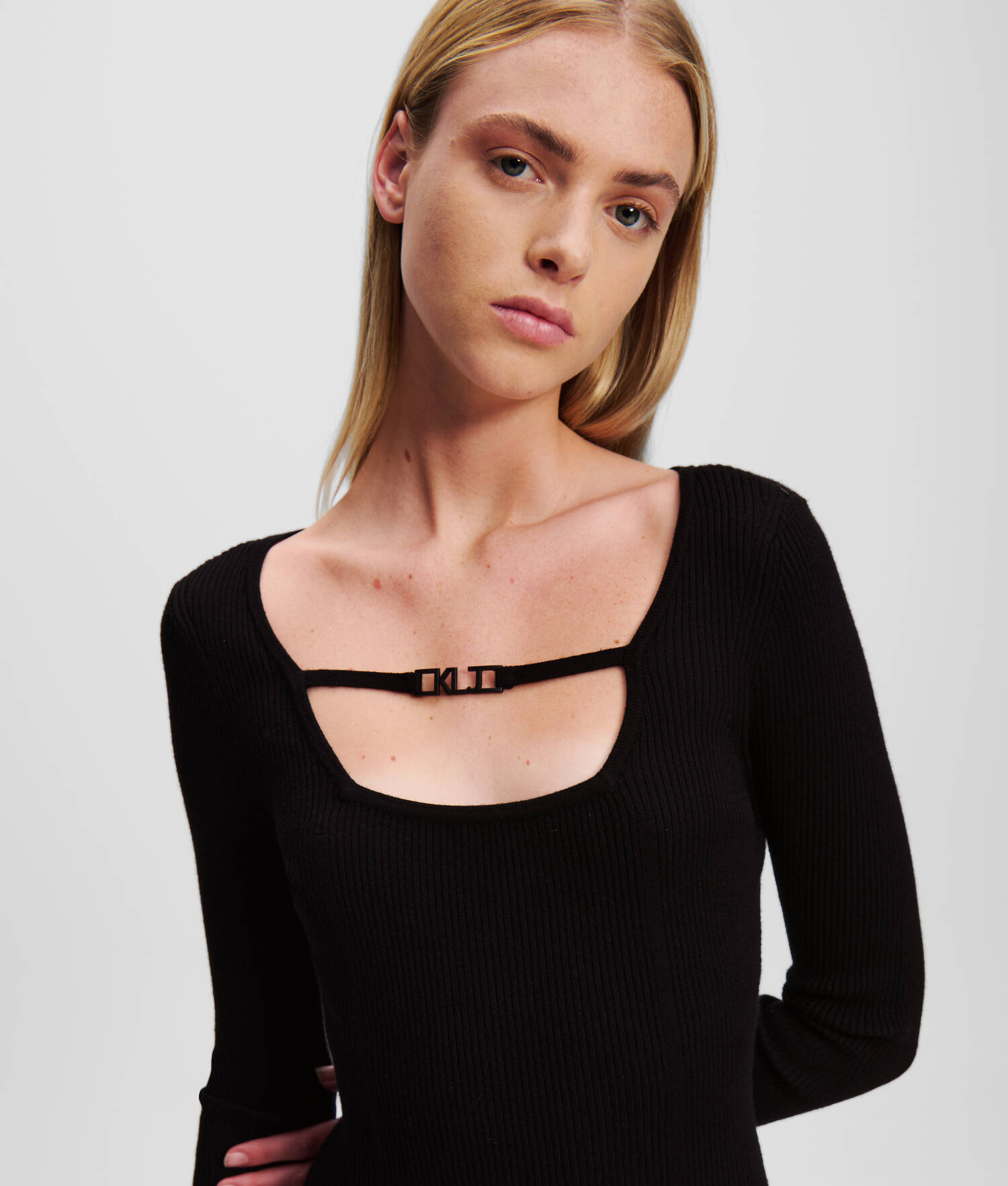 ROBE EN TRICOT À ENCOLURE CARRÉE KLJ