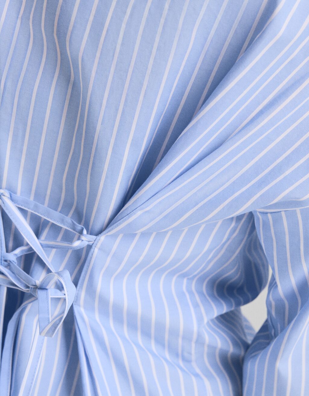 Camisa de popeline listrada de manga comprida com detalhe franzido