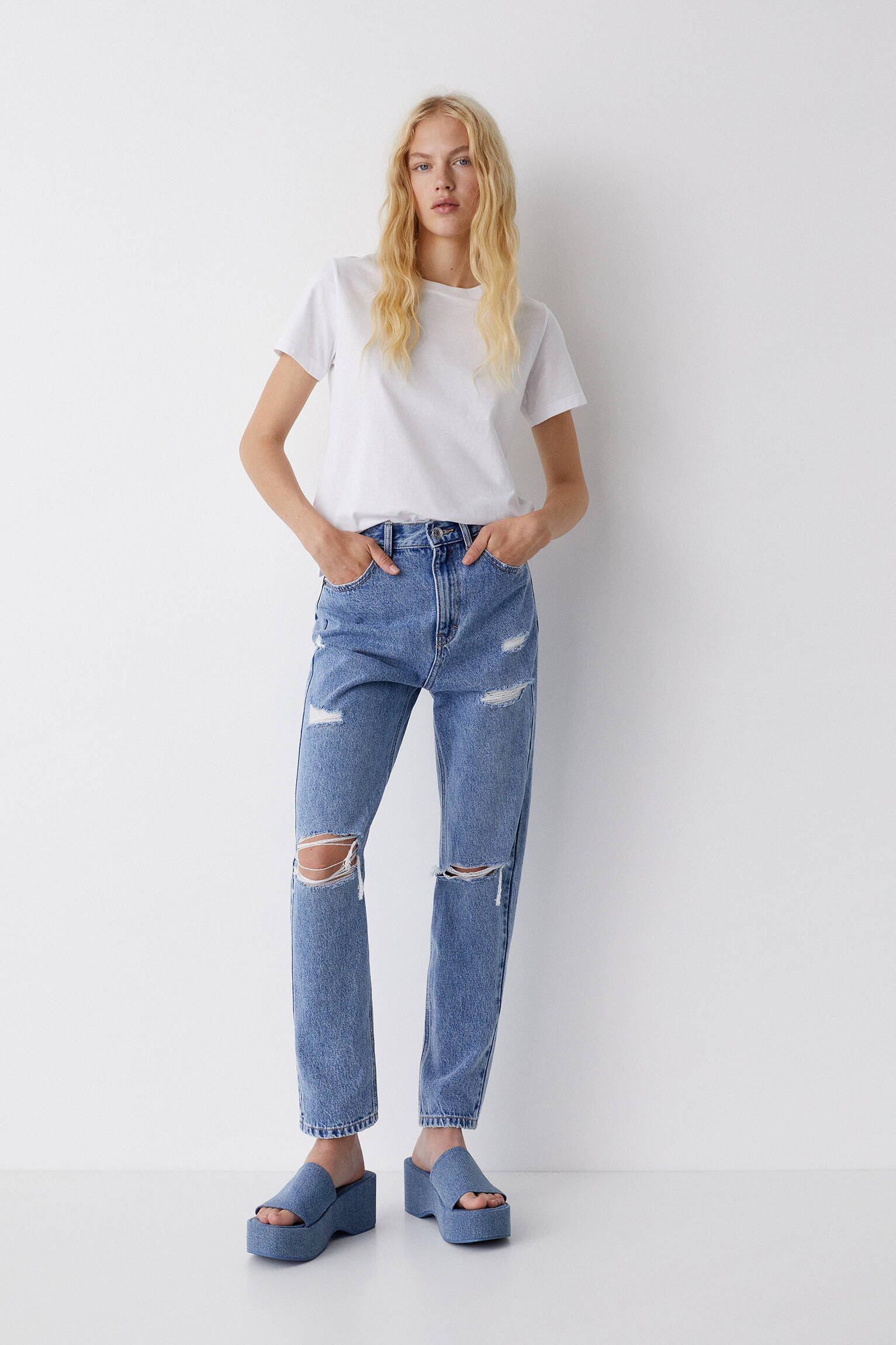 CALÇA JEANS MOM RASGADA - AZUL MÉDIO