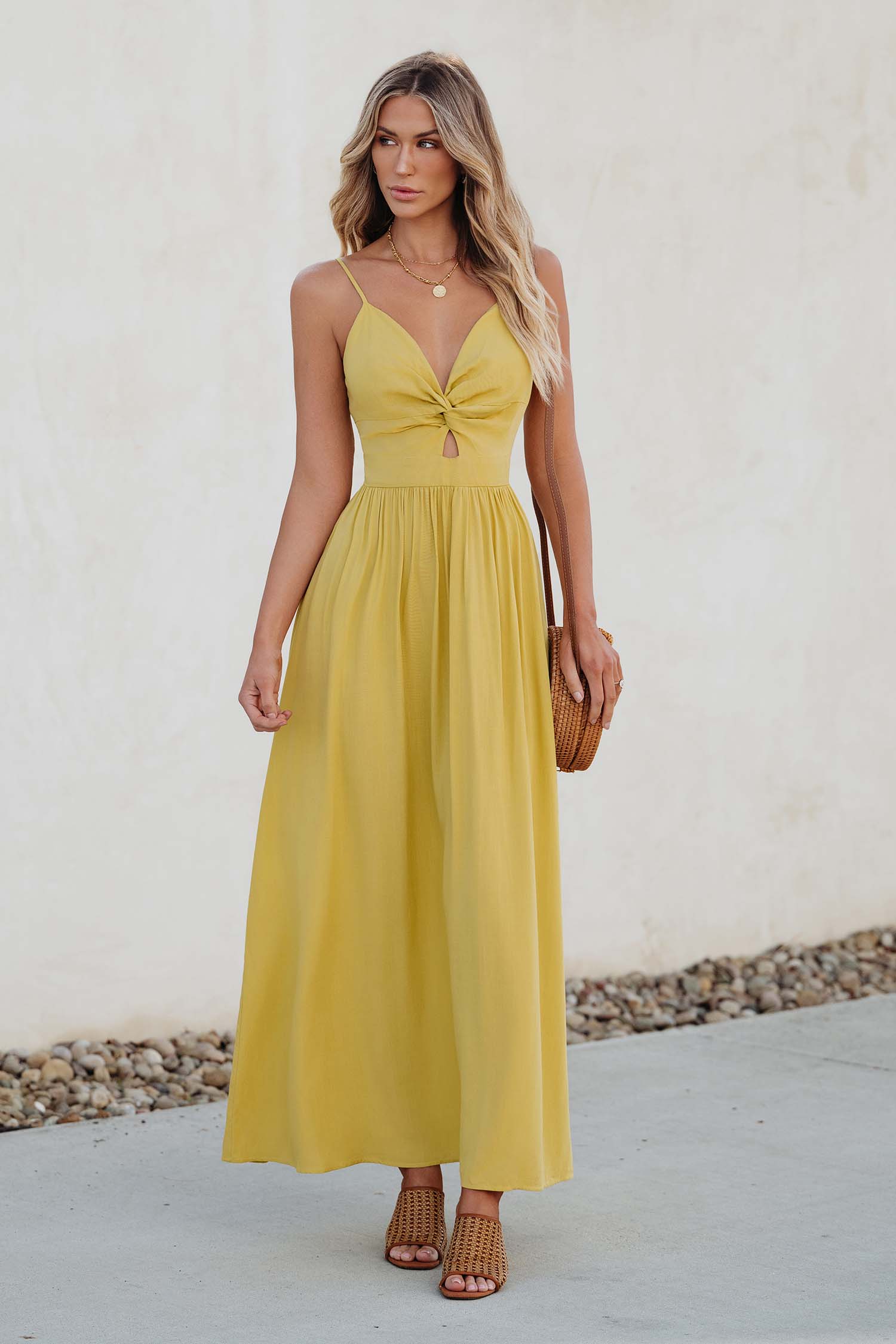 Robe maxi torsadée sur le devant et avec trou de serrure