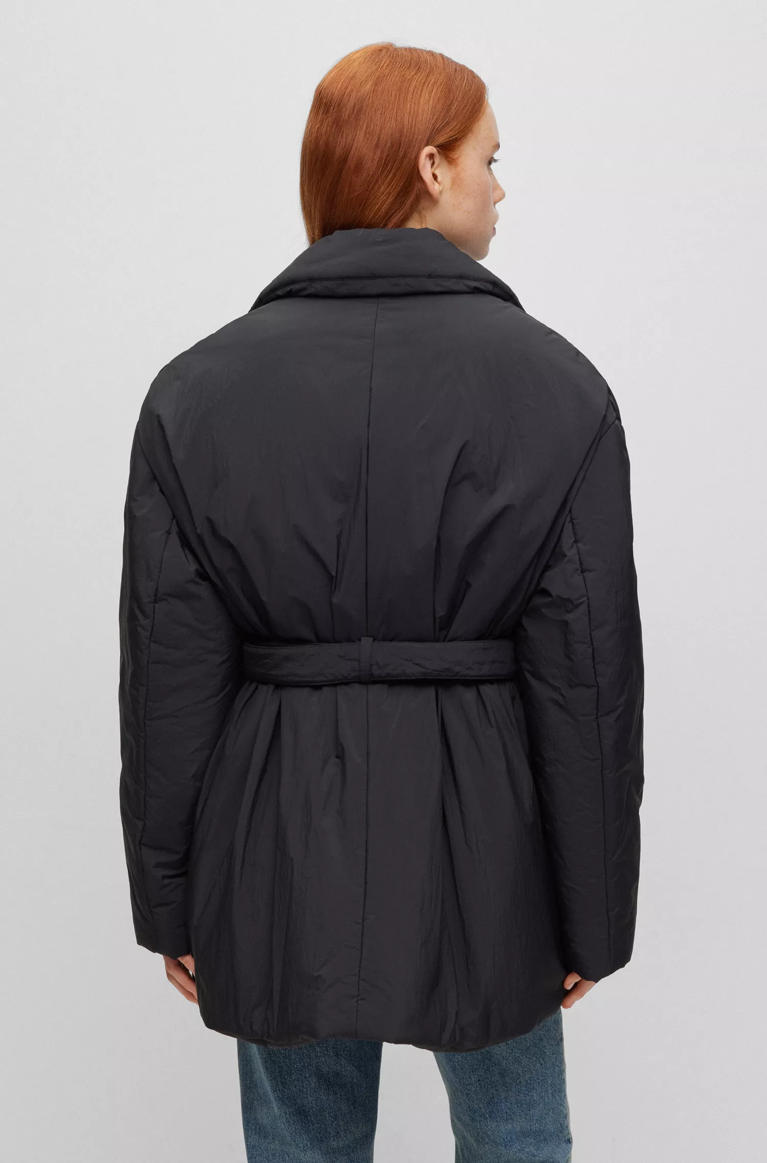 Jaqueta oversized HUGO com cinto vermelho em tecido repelente à água.