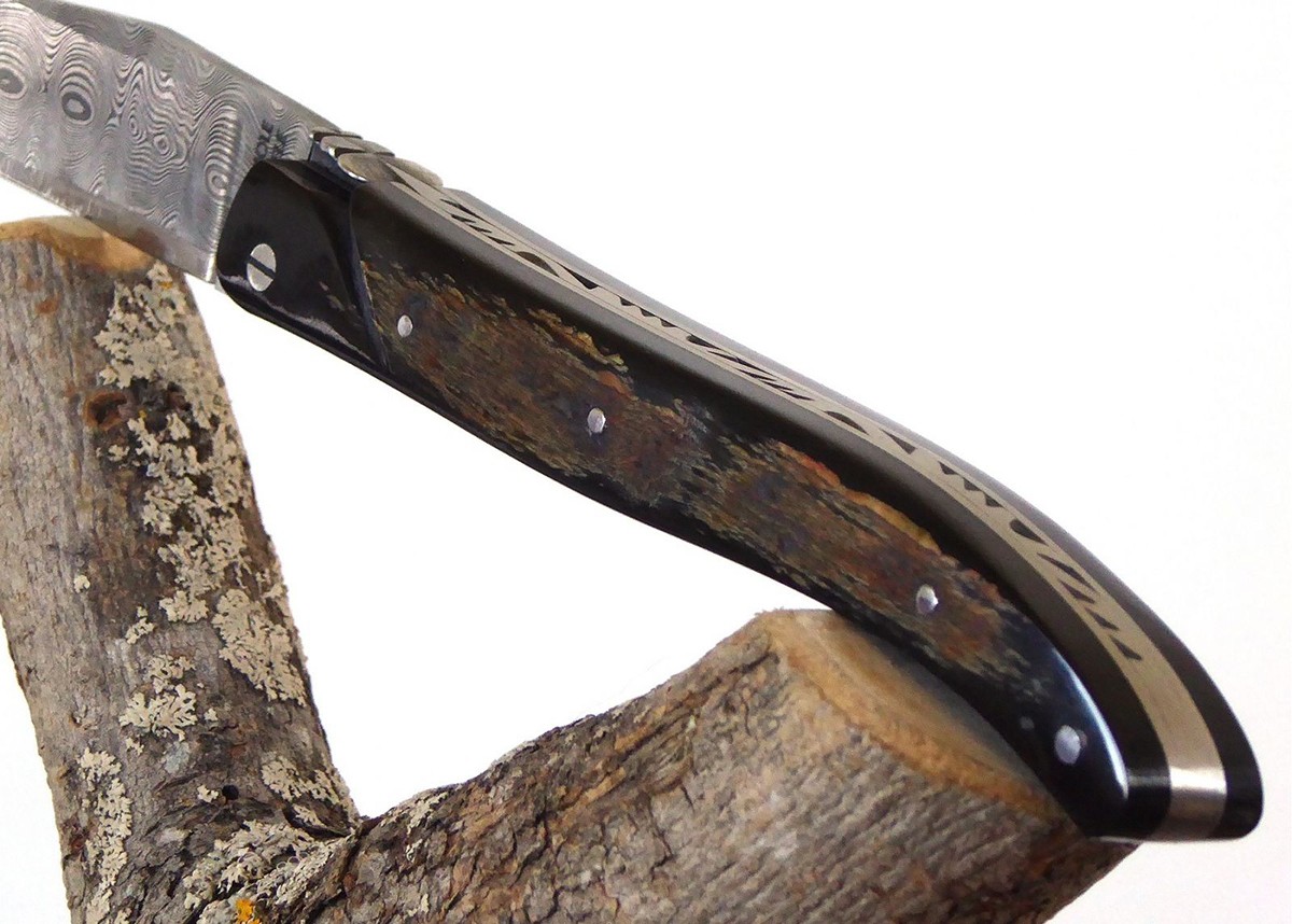 Couteau Laguiole avec une lame Damas et un manche en Corne de Bison