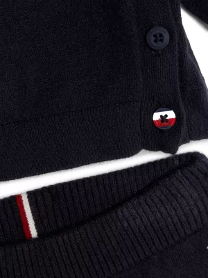 Conjunto de presente com gorro, blusa e calça de tricô com monograma TH e caixa para presente.