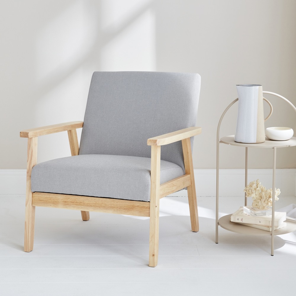 Fauteuil scandinave en bois et tissu gris clair. Isak. L 64 x p 69.5 x h 73cm