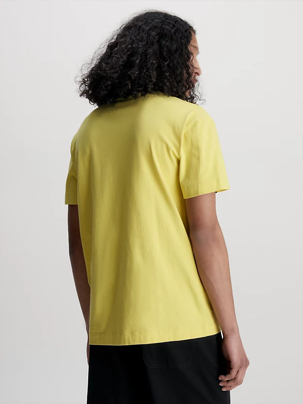 Camiseta com fita adesiva com logo