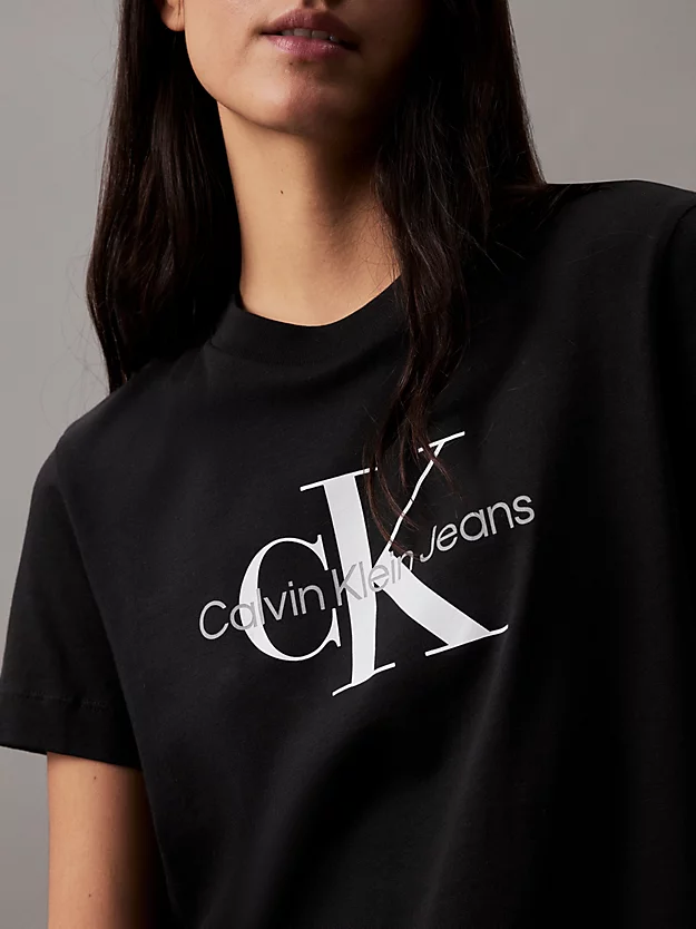 Camiseta com monograma