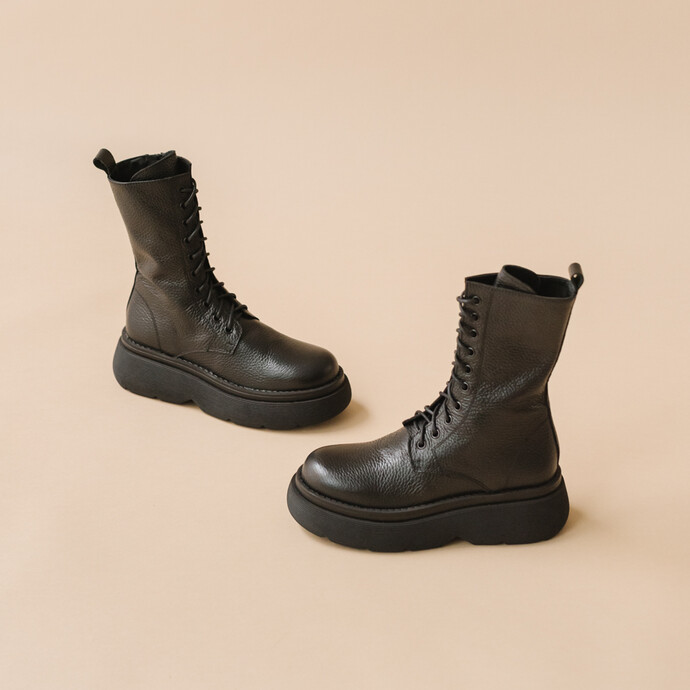 Boots à plateformes et semelles crantées  en cuir grainé noir