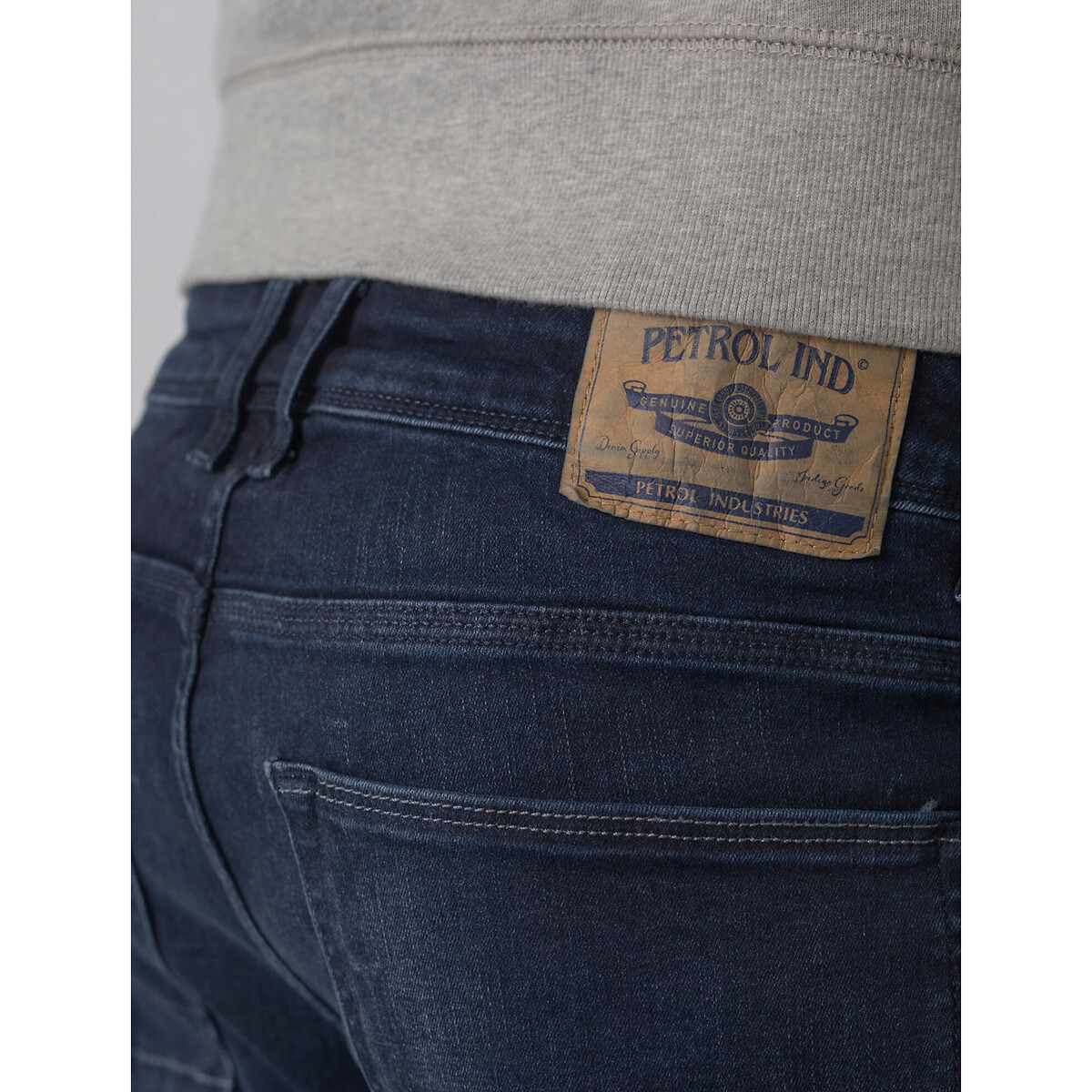 INDÚSTRIAS PETROLÍFERAS<br>Calças jeans afuniladas Russel