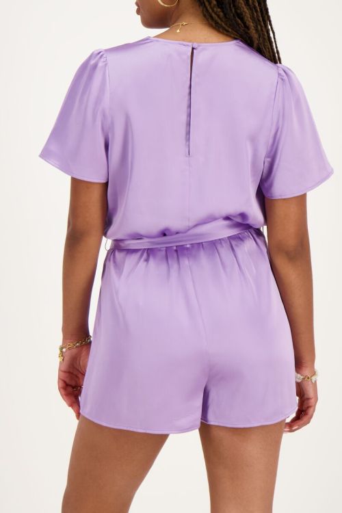 Paarse playsuit satijnen look