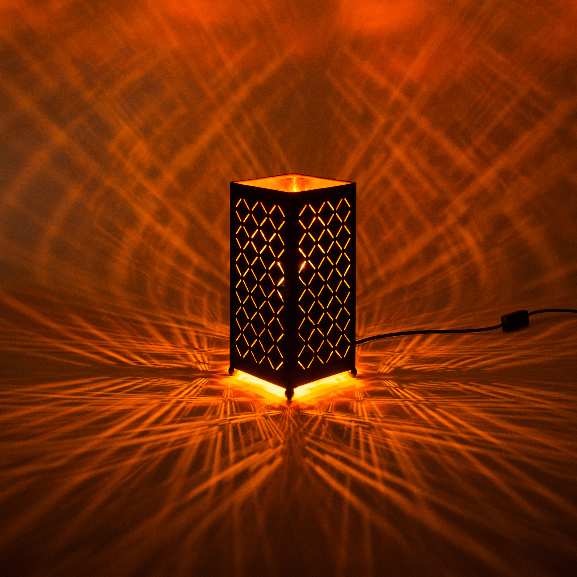 LED-Tischleuchte - schwarz-gold - mit Flammeneffekt