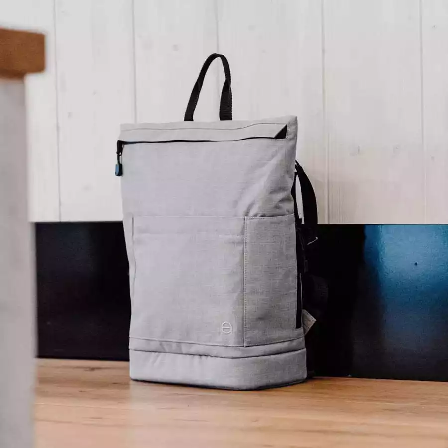 Anna und Oskar Fairer Wickelrucksack Kalle aus recyceltem Material Hellgrau