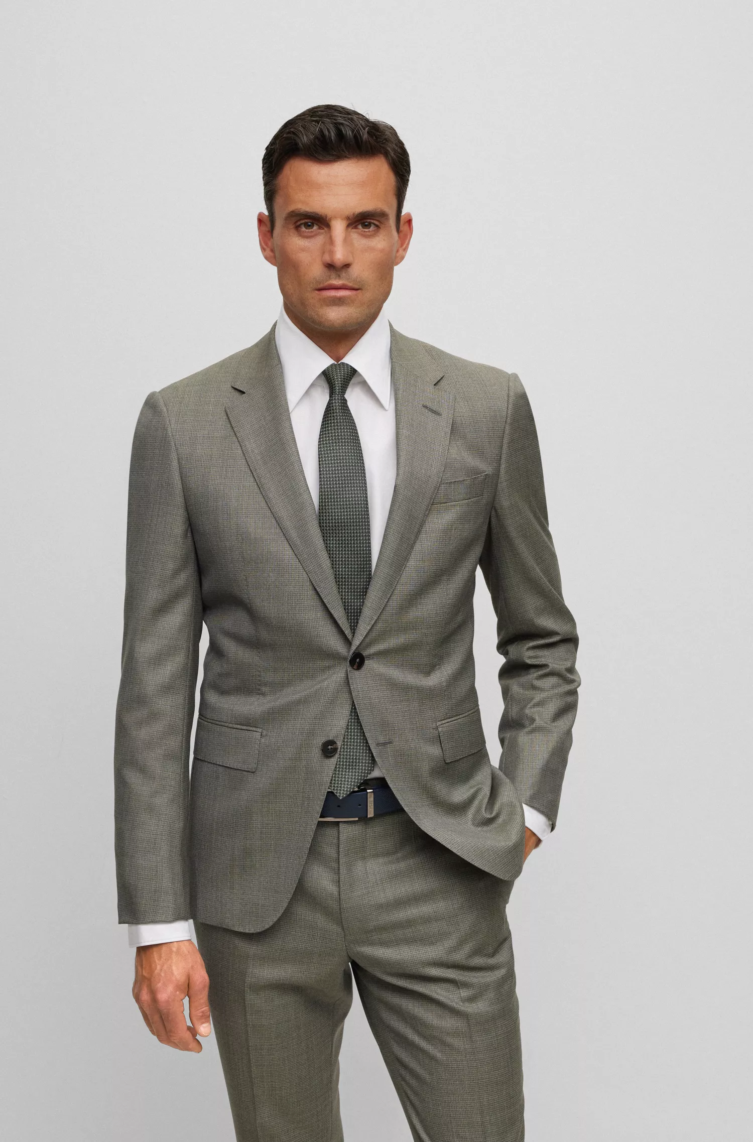 Terno BOSS Camel Slim-fit em lã virgem com microestampa.