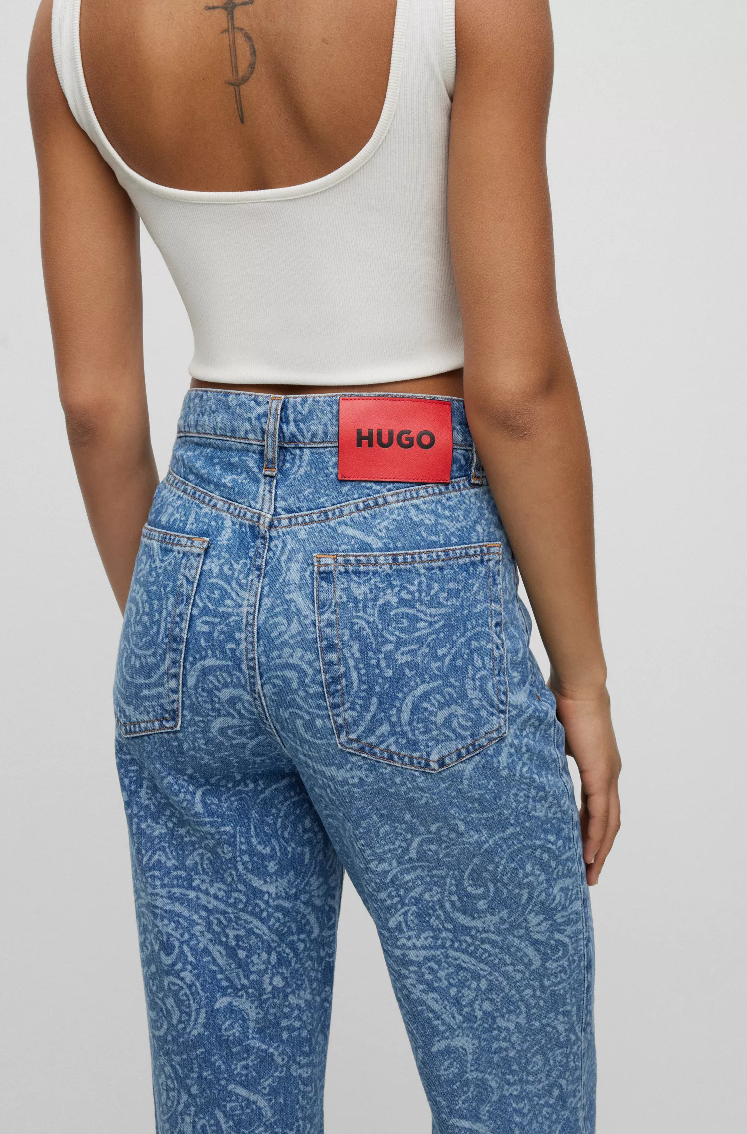 Calça jeans HUGO vermelha, corte moderno, em denim rígido com estampa paisley.