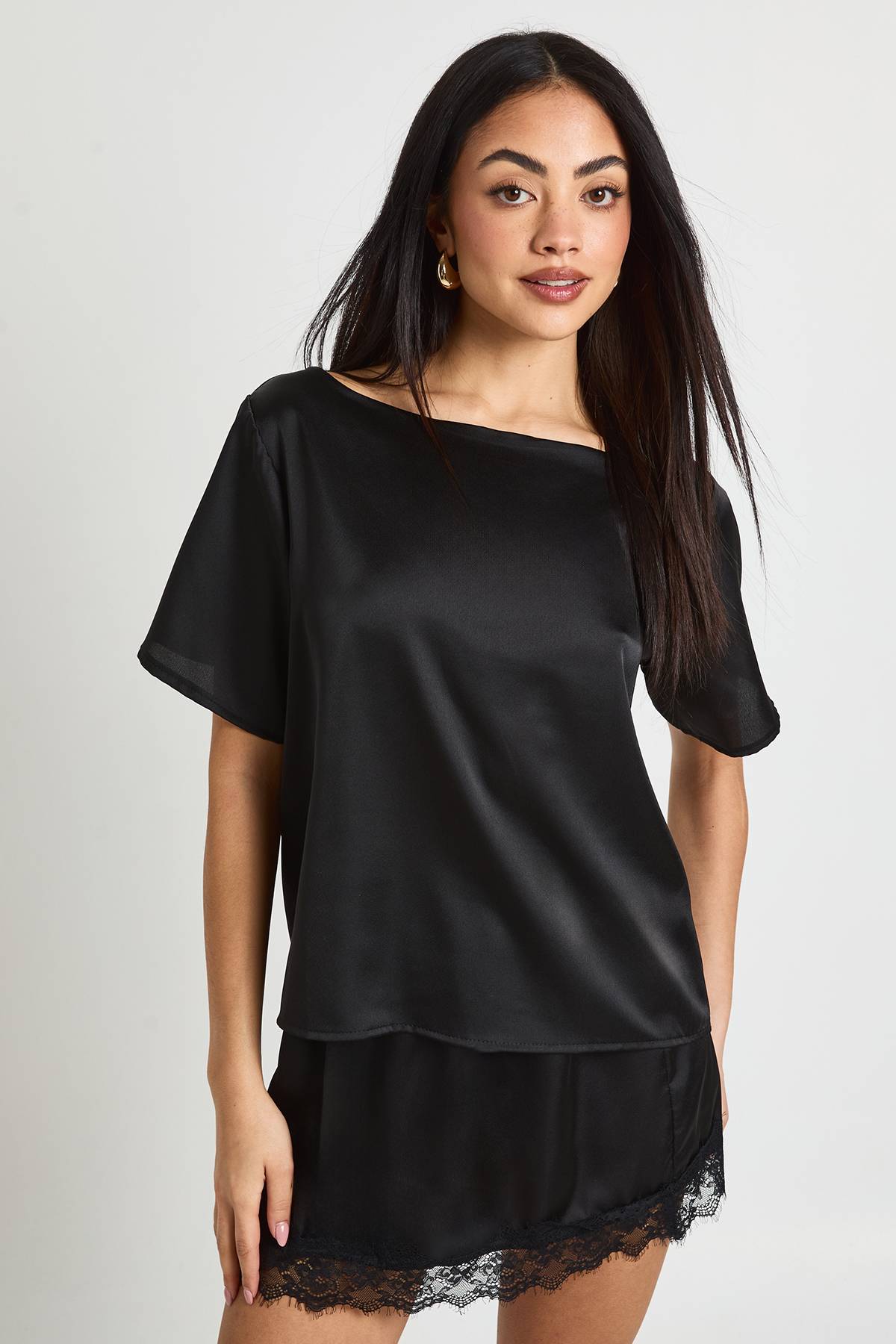 boohoo Ensemble Coordonné T-shirt Satiné Oversize Et Mini-jupe En Dentelle