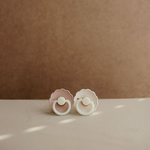 FRIGG Daisy Glow In The Dark Fopspeen Cream / Blush 0-6 Mnd 2 Stuks