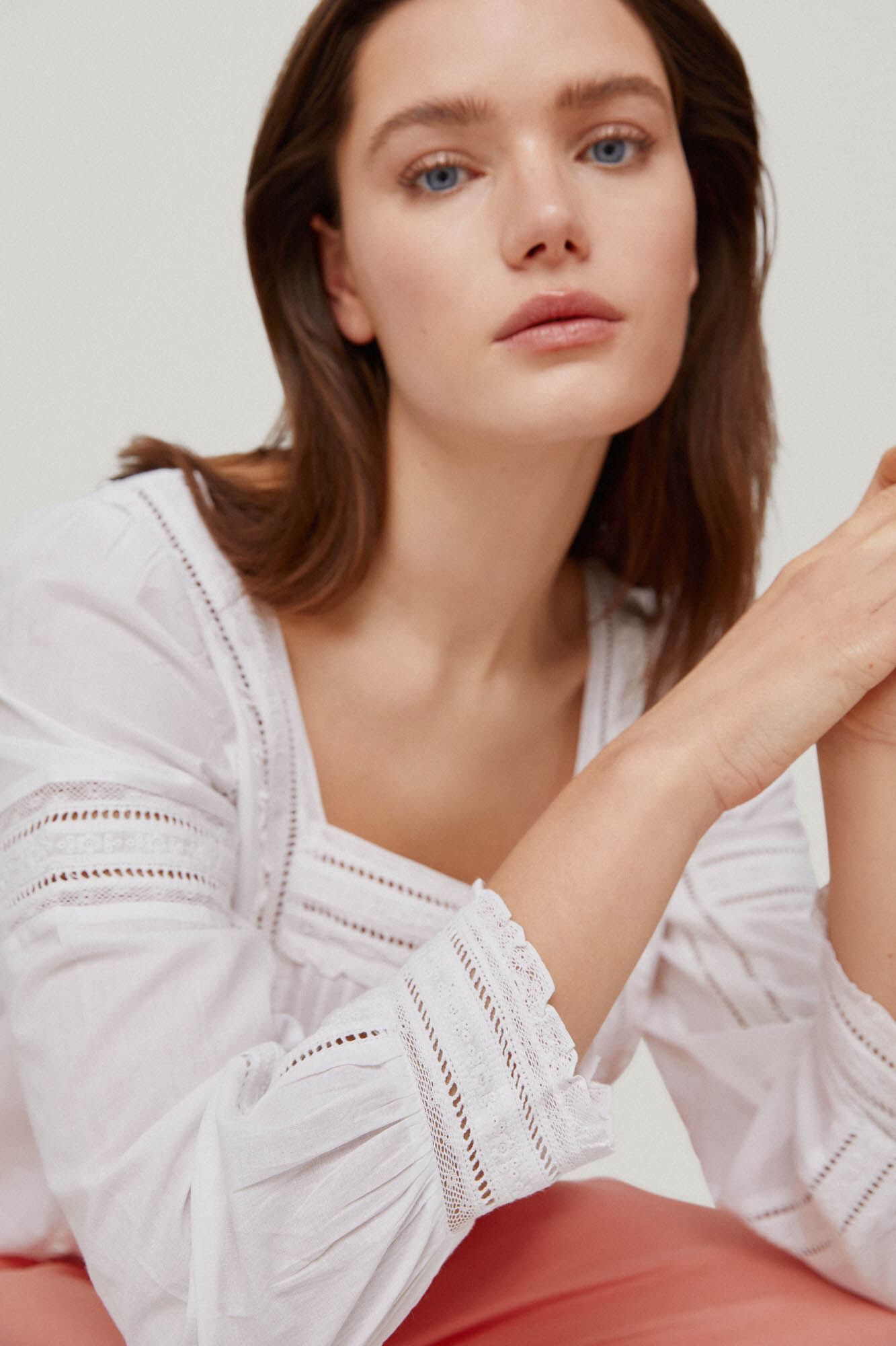 Blusa com detalhes em renda e pregas. - Branco-creme