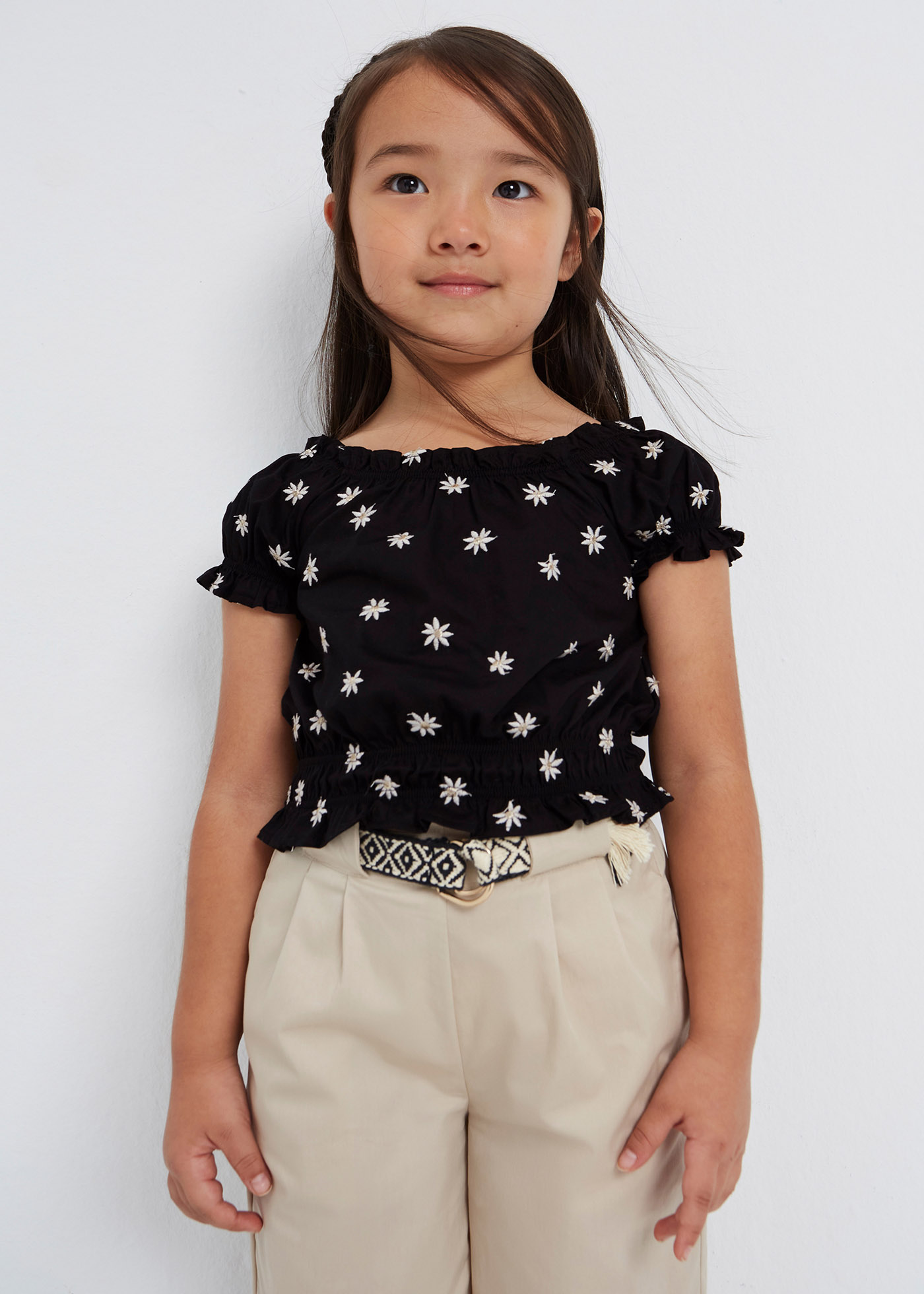 Blusa de manga curta com bordados para meninas