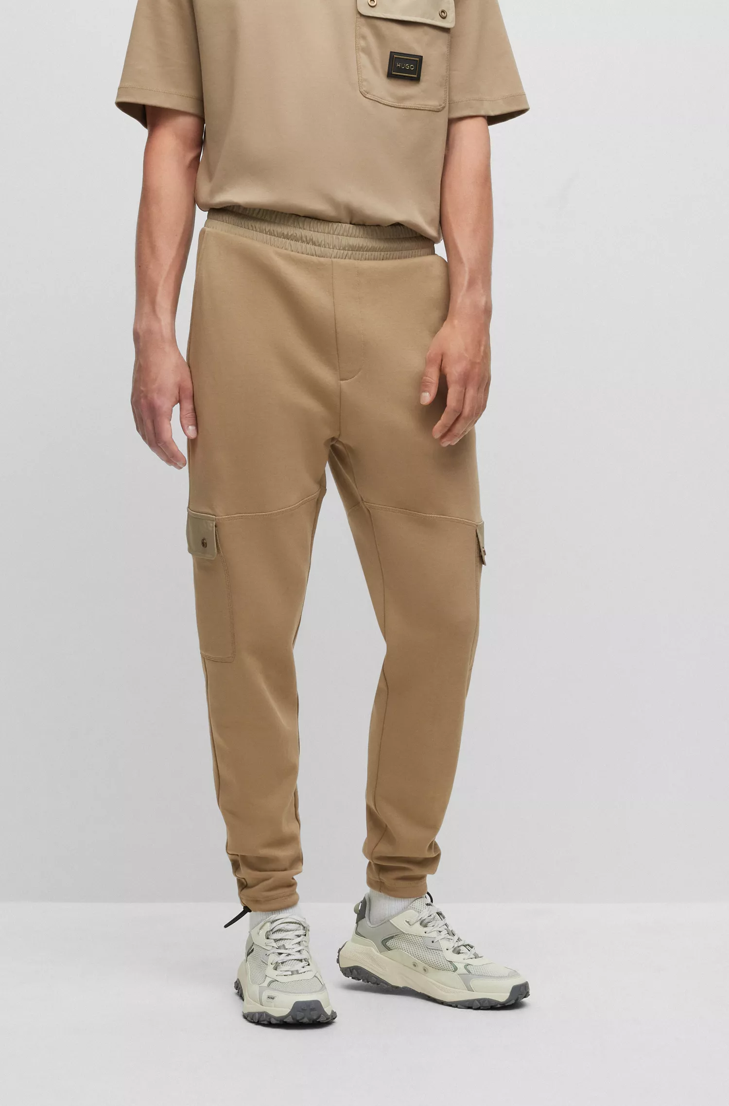 Calça de fato de treino cargo HUGO em mistura de algodão vermelho com logótipo emoldurado em metal
