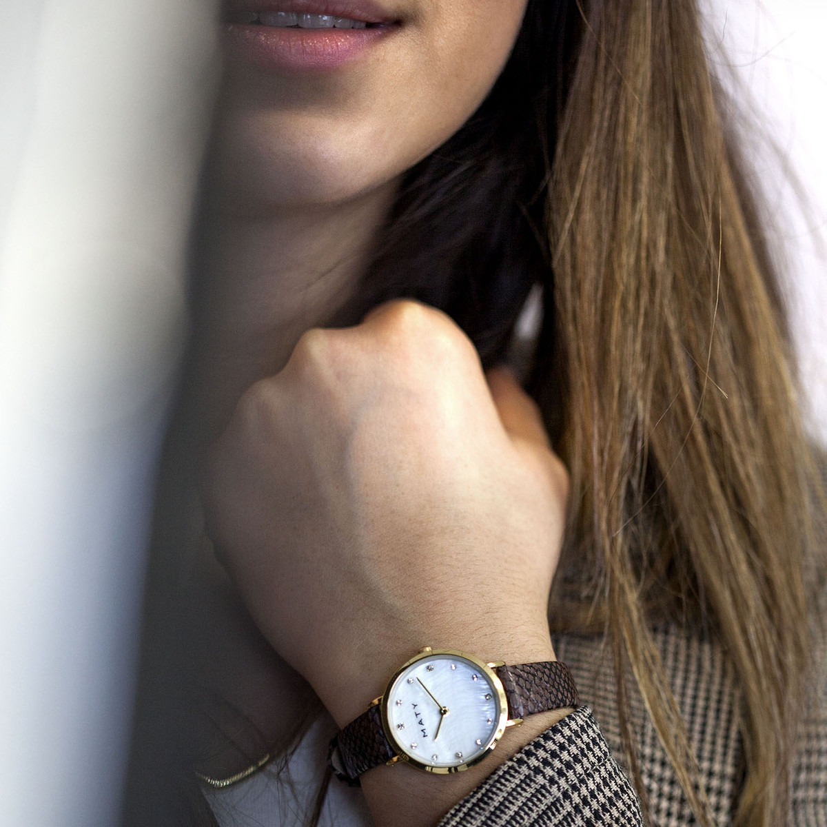 Montre femme doré jaune bracelet synthétique marron