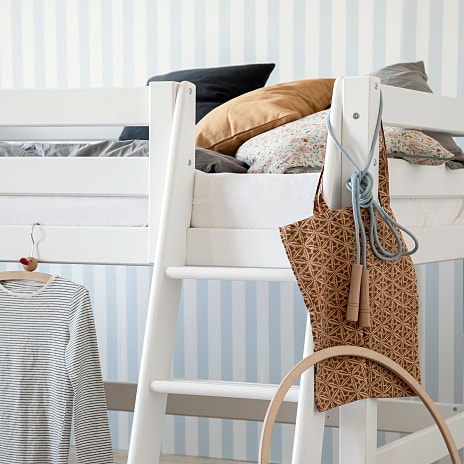 Hoppekids ECO Luxury halvhøj seng med rutsjebane og skrå stige 90x200 cm